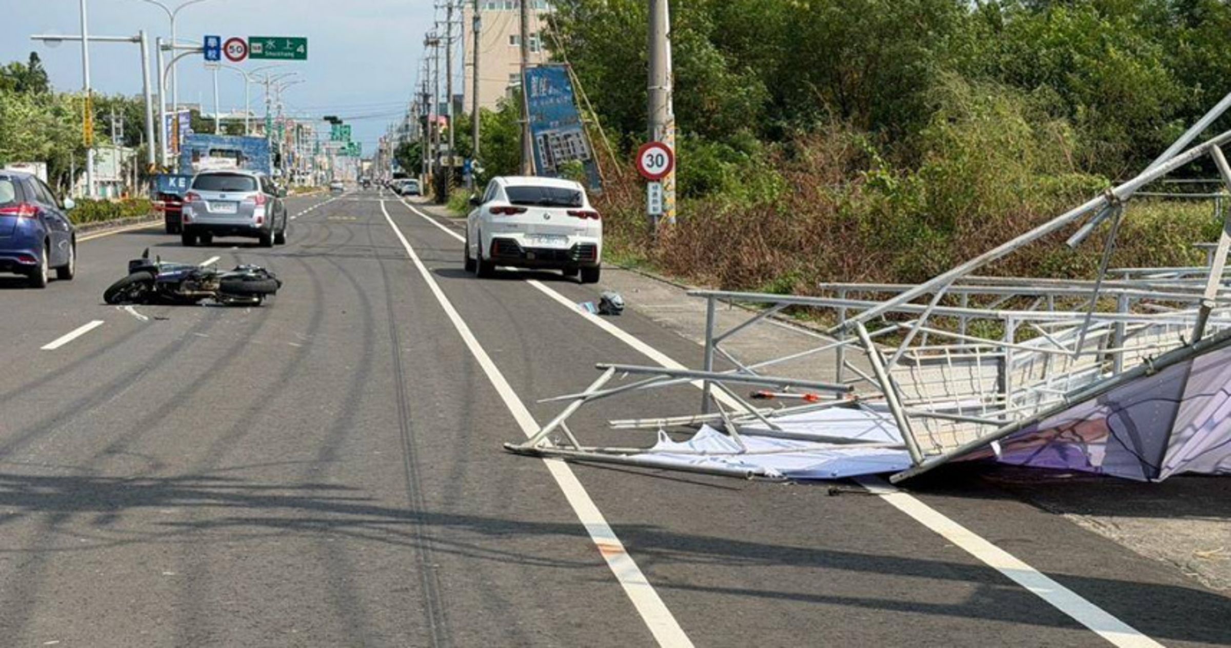 嘉義縣太保市縣道168線旁一面競選看板今(8日)突然倒塌。(翻攝畫面)