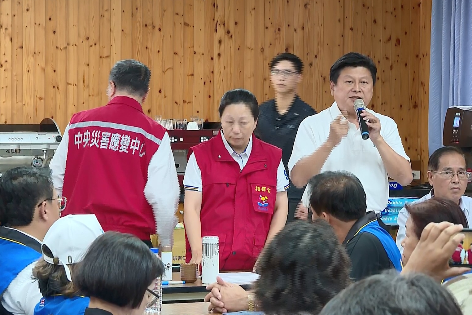 卓榮泰不滿傅崐萁未就災情後續處理進行討論，憤而離席。（鏡新聞提供）