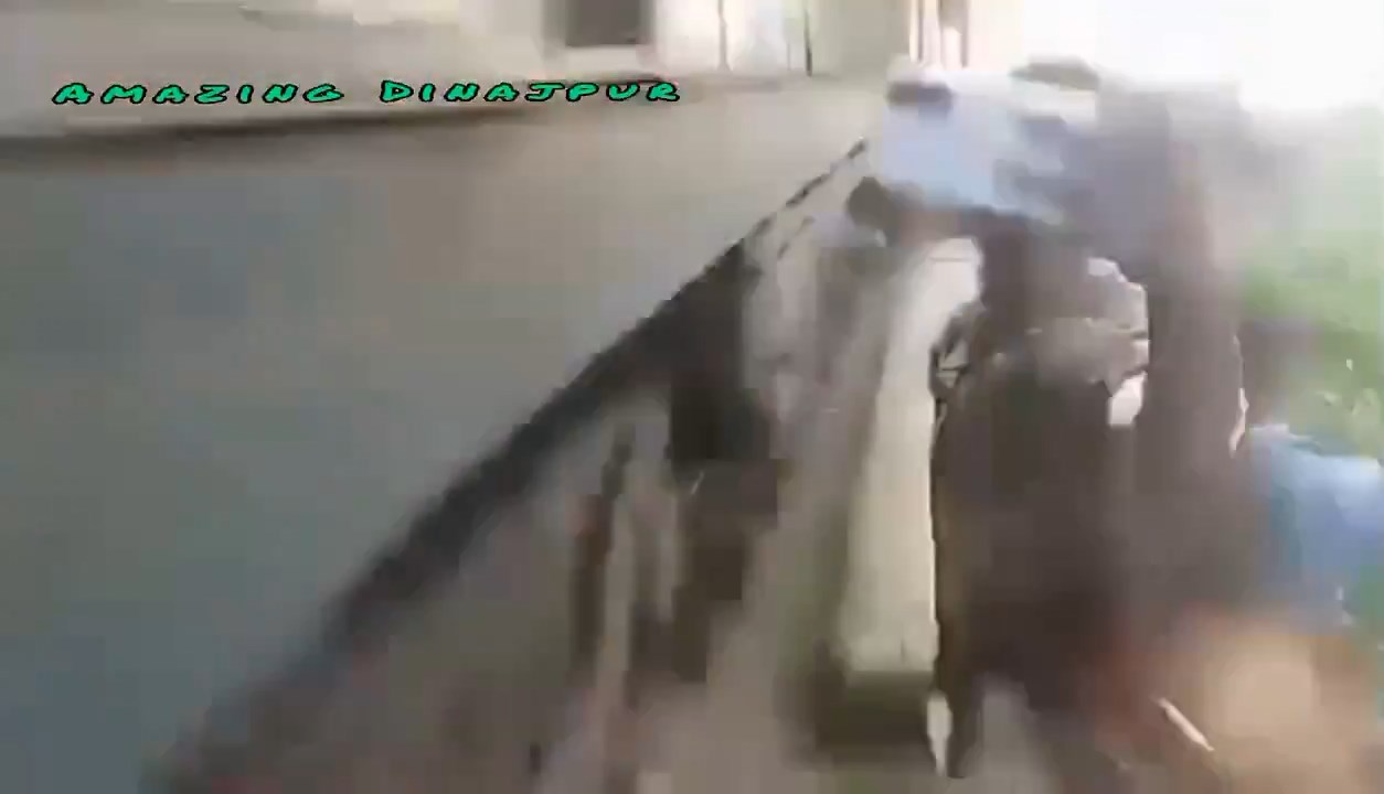 利坎整個人被撞飛。（翻自X平台）