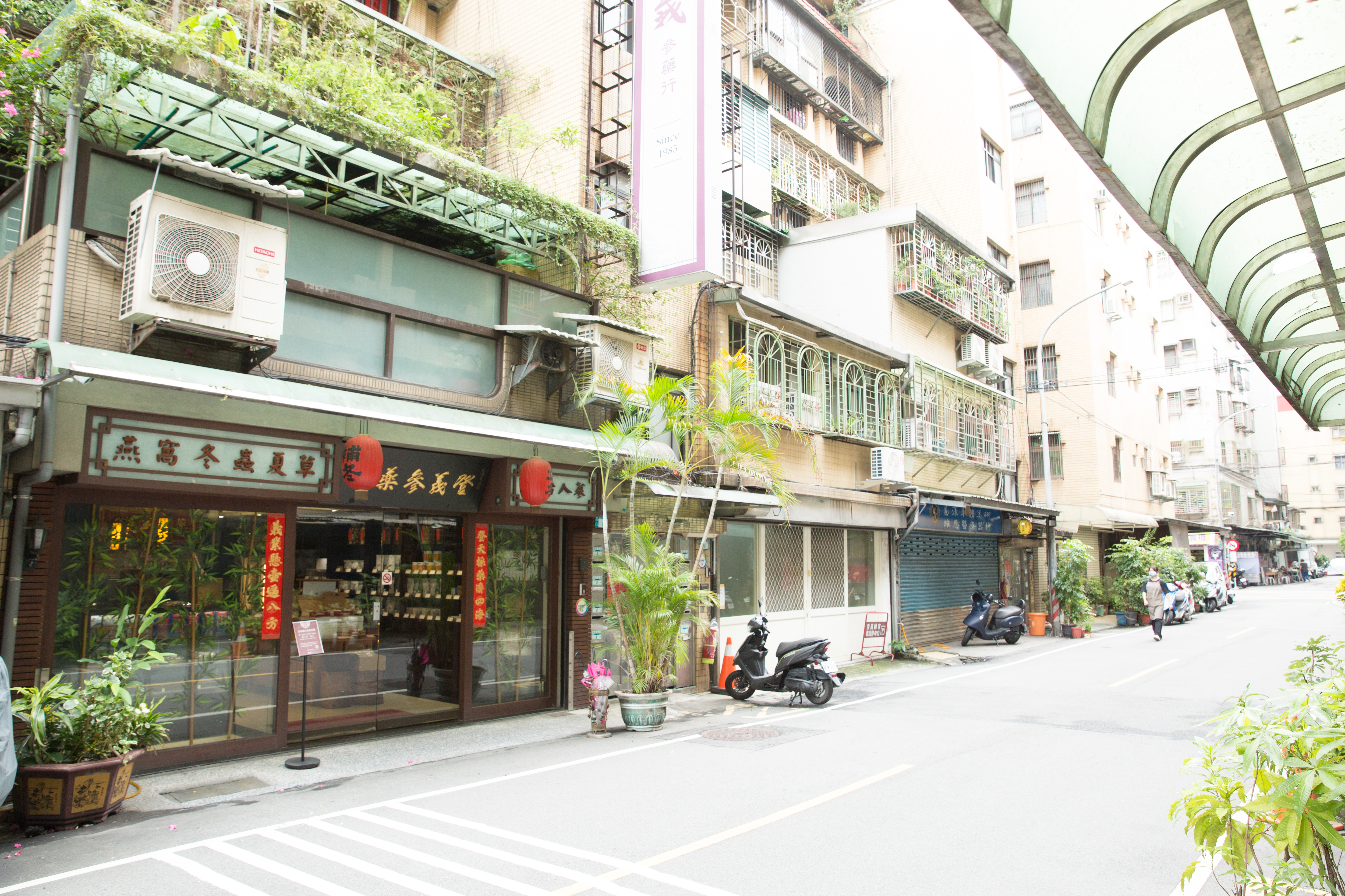 登義總店位在新莊巷弄內，初期都做社區客。