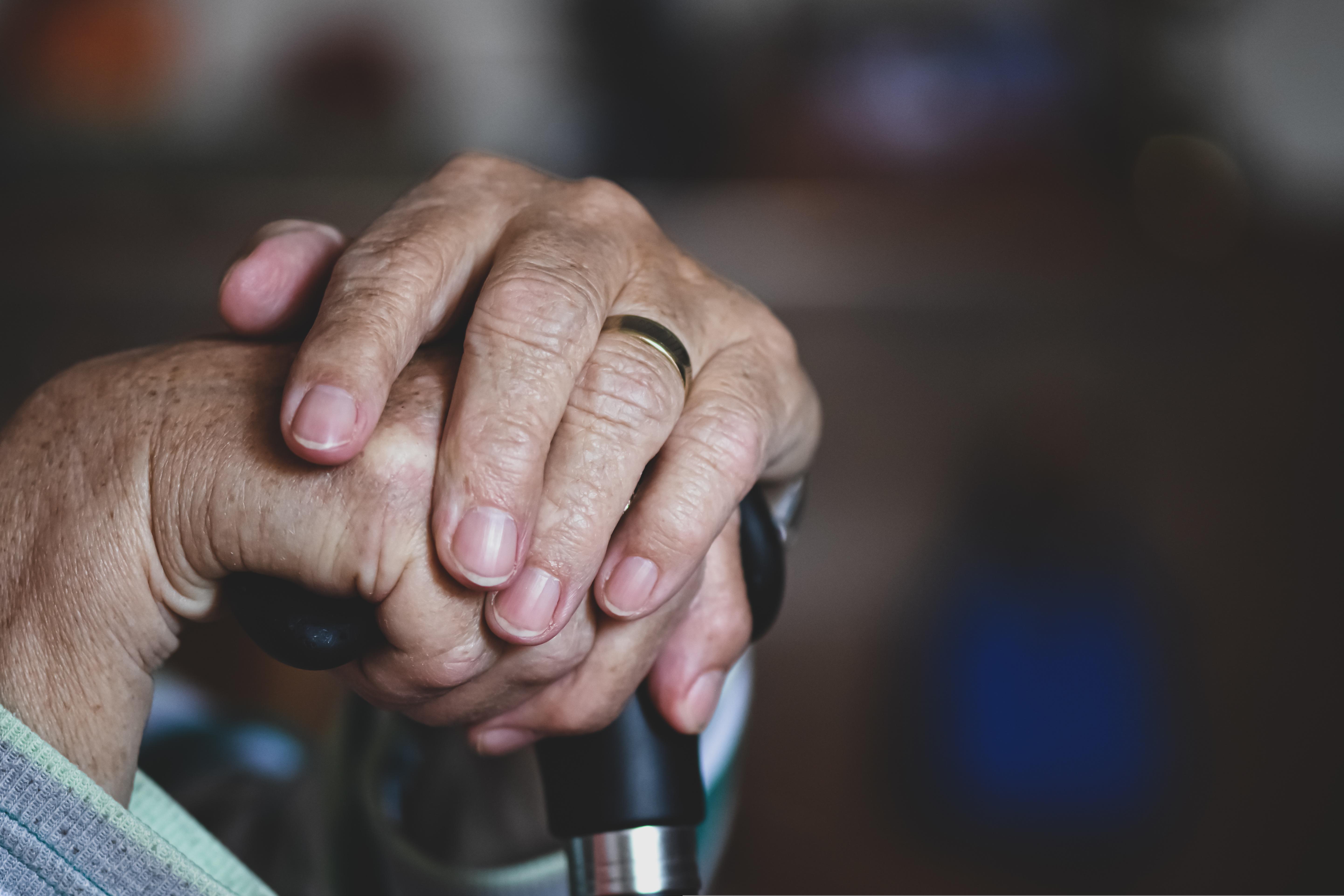 嫌82歲住民不聽話!日本26歲照服員失控 怒揮4拳再重摔