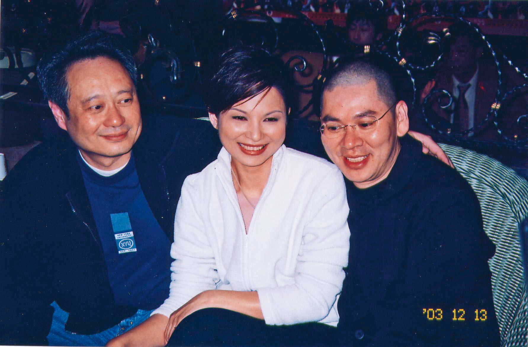 2003年，楊貴媚（中）出席第40屆金馬獎，頒發「年度最佳台灣電影獎」給蔡明亮（右）的《不散》。左為導演李安。（齊石傳播提供）