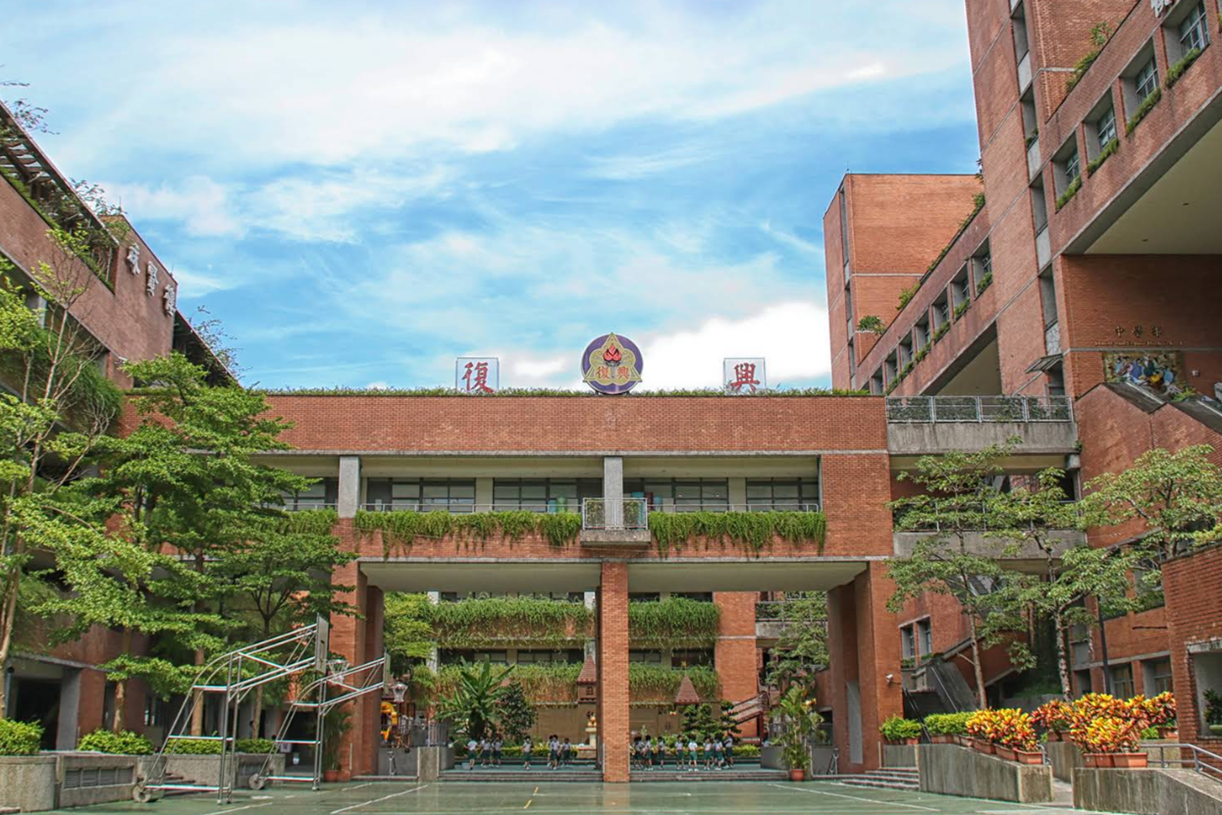 台北市大安區私立復興實驗中學今（21）日上午驚傳疑似瓦斯外洩，3名廚工身體不適送醫。（翻攝自Google Maps）