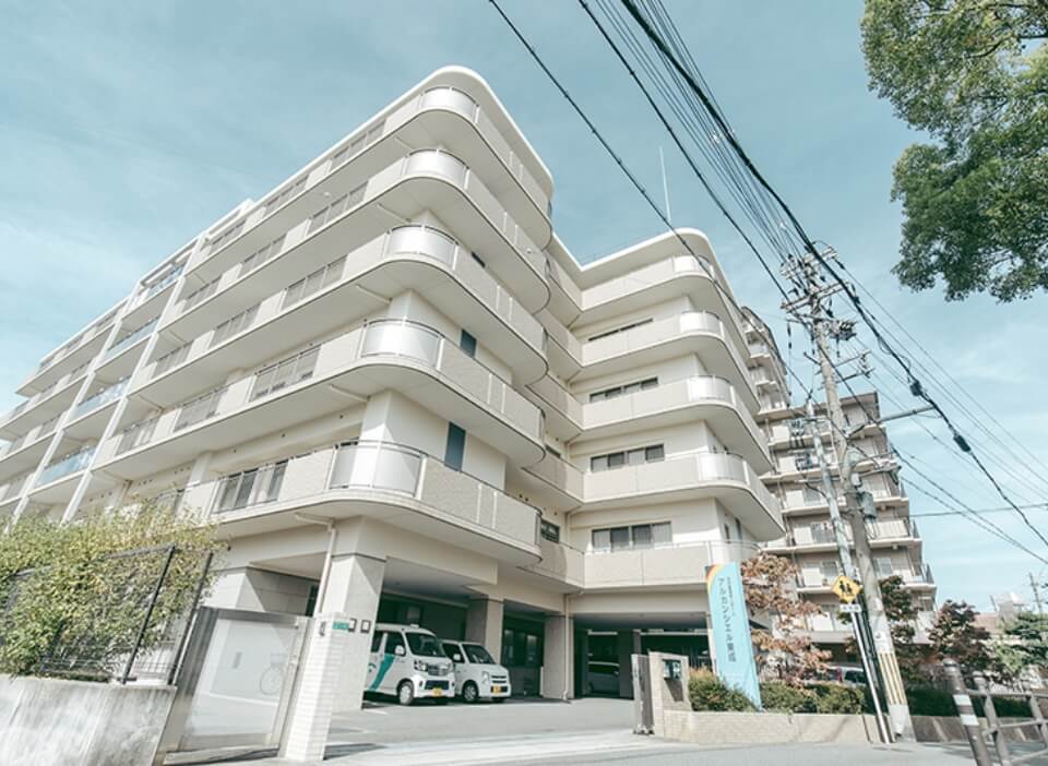 日本照服員涉嫌把半癱老翁放「50度熱水」泡澡，害其燒燙傷敗血症慘死。（翻攝アルカンシエル東成官網）