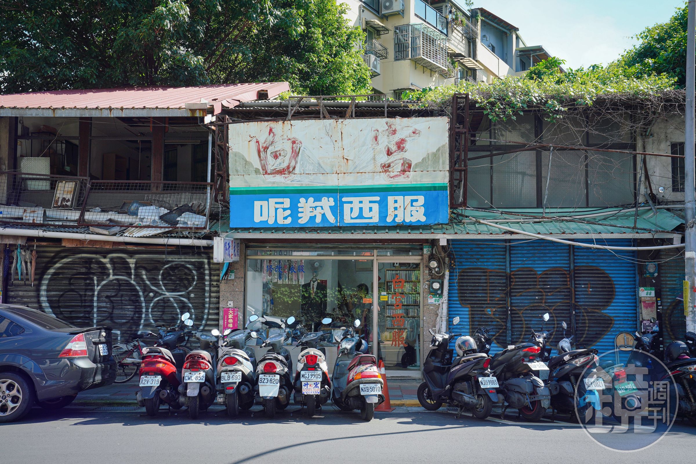 白宮呢絨西服號的招牌聳立超過50年，已斑駁不堪。