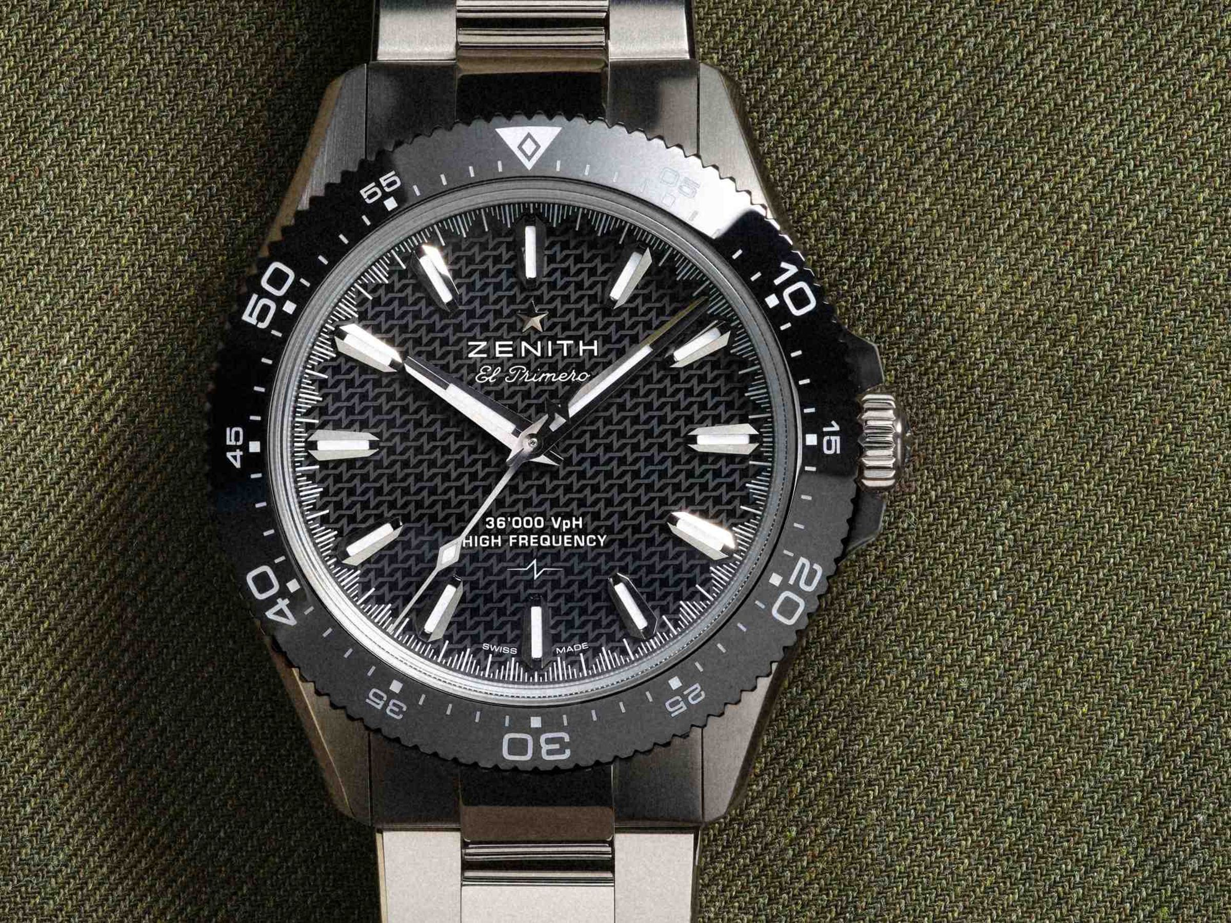 ZENITH 發表全新 Chronomaster Solo Sport 大三針運動錶款，採用 40mm 精鋼錶殼，搭配單向旋轉陶瓷錶圈、旋入式錶冠與 200 米防水，規格已帶有明顯潛水運動錶取向。內部搭載 El Primero 3620 自動上鏈機芯，維持5Hz、36,000次／小時高振頻與約 60 小時動力儲存。系列提供以陶瓷製作的黑、白、棕色面盤，並有黑面無日期款可供選擇，搭配可微調的ZENCLASP摺疊錶扣。功能：時、分、秒指示；日期顯示（日期款）；機芯：El Primero 3620 SC 自動上鏈機芯；定價：約NT$360,300（日期款）；NT$323,900（無日期款）。
