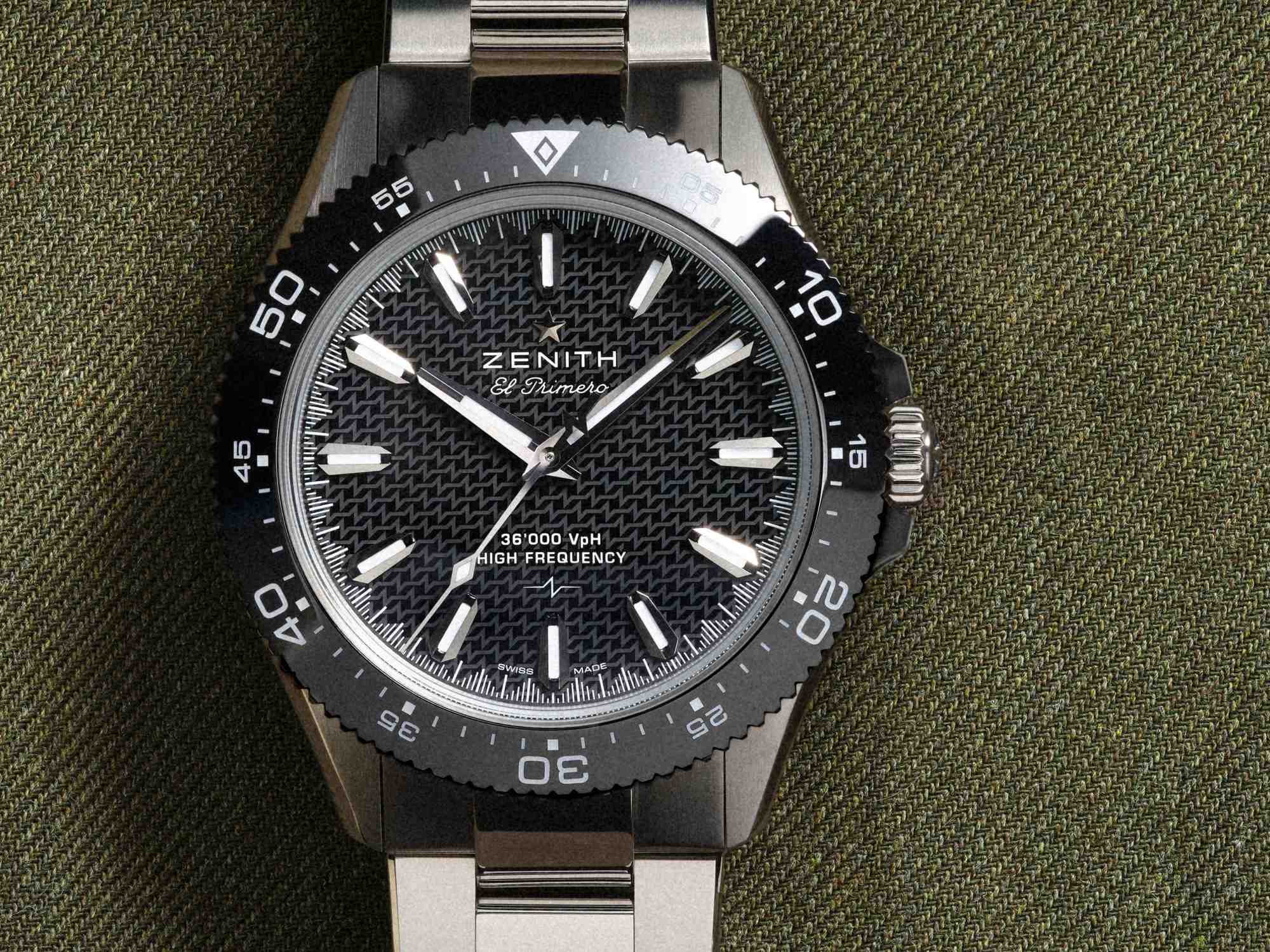 ZENITH 發表全新 Chronomaster Solo Sport 大三針運動錶款,採用 40mm 精鋼錶殼,搭配單向旋轉陶瓷錶圈、旋入式錶冠與 200 米防水,規格已帶有明顯潛水運動錶取向。內部搭載 El Primero 3620 自動上鏈機芯,維持5Hz、36,000次/小時高振頻與約 60 小時動力儲存。系列提供以陶瓷製作的黑、白、棕色面盤,並有黑面無日期款可供選擇,搭配可微調的ZENCLASP摺疊錶扣。功能:時、分、秒指示;日期顯示(日期款);機芯:El Primero 3620 SC 自動上鏈機芯;定價:約NT$360,300(日期款);NT$323,900(無日期款)。