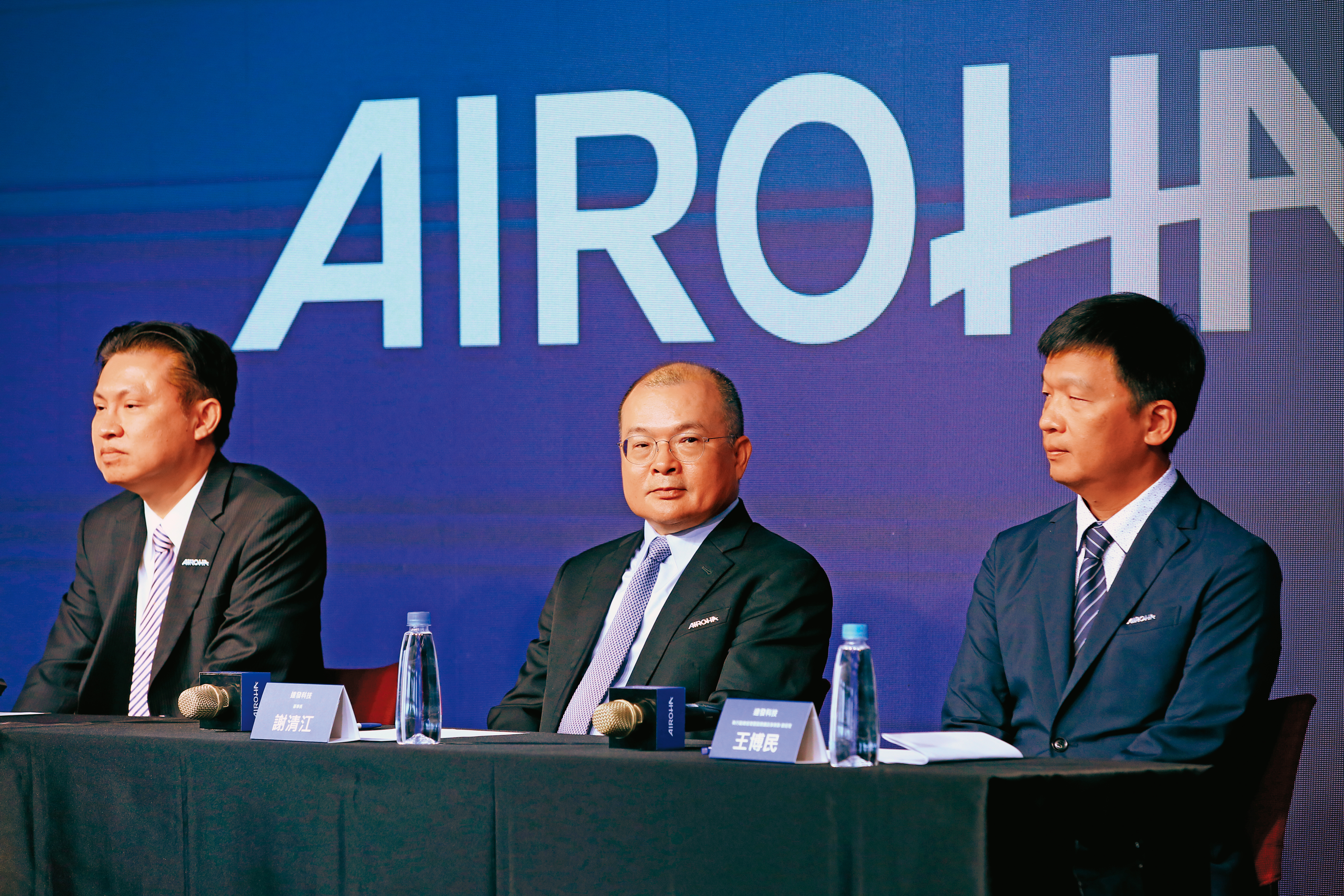 興櫃股王達發週四掛牌上市，圖（左一）為達發董事長謝清江。