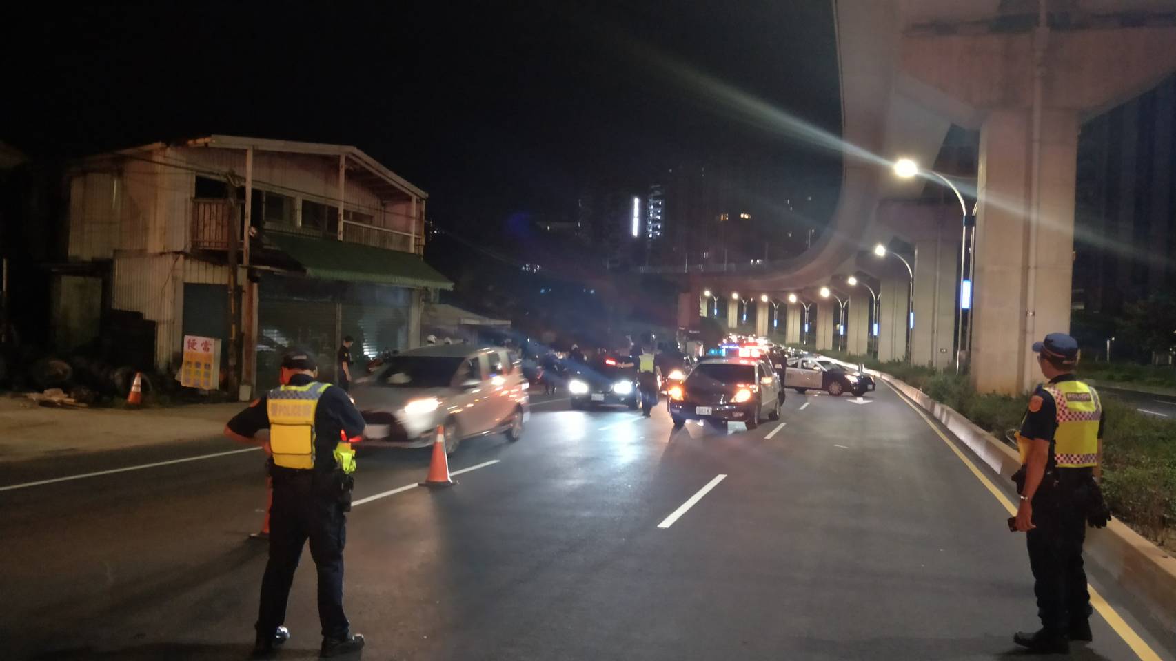 一名騎士控訴先前返家時,短短500公尺內被警方攔停3次進行酒測。(示意圖,翻攝畫面)