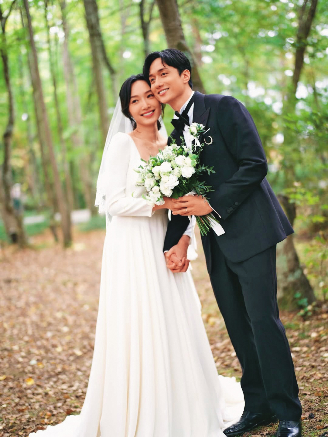 劉俊謙（右）和蔡思韵（左）於2025年選在日本完婚，跨進銀色夫妻行列。（翻攝自劉俊謙IG）