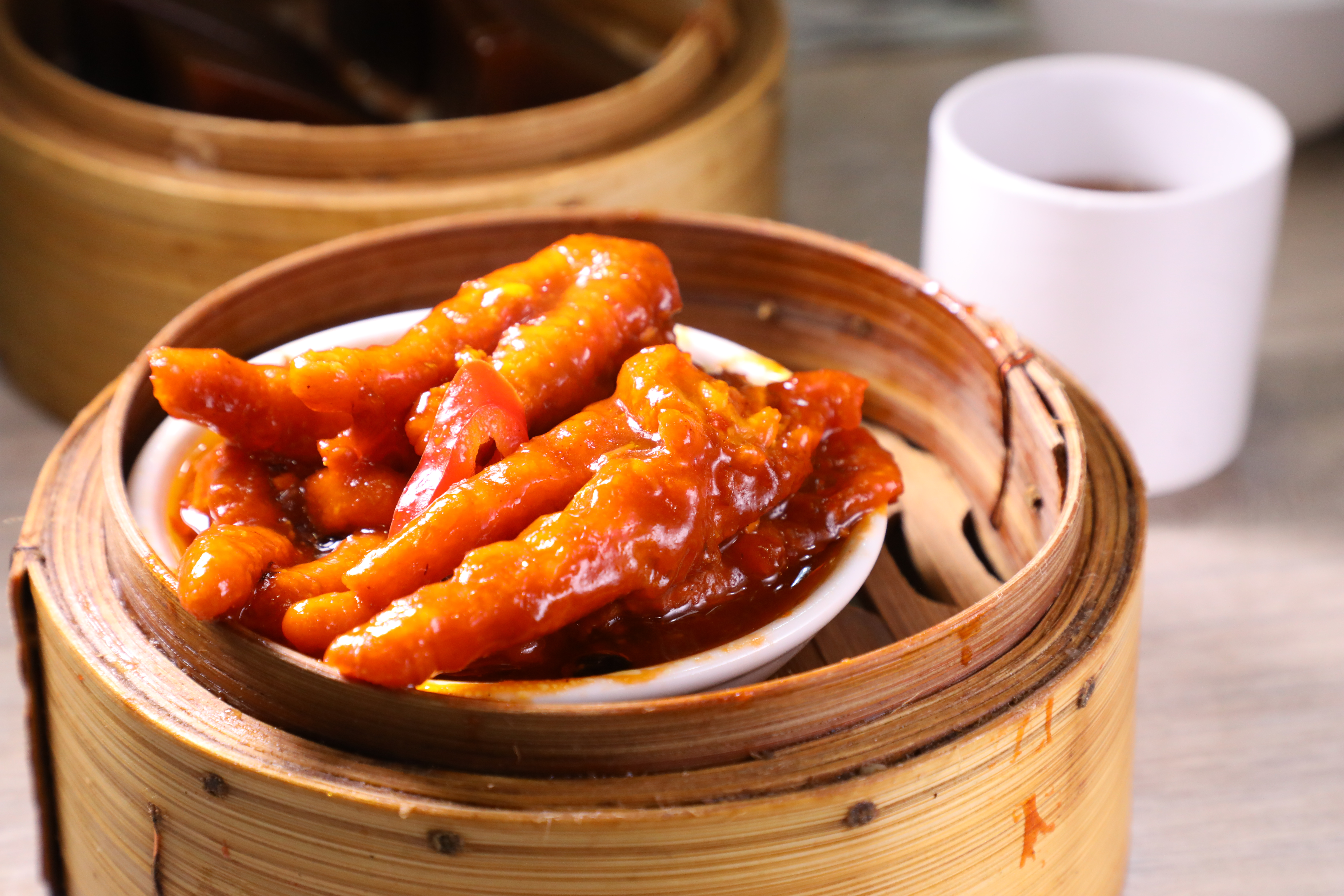 「新會陳皮蒸鳳爪」的鳳爪巨大，帶著陳皮甘香。（小點，港幣21元／份）