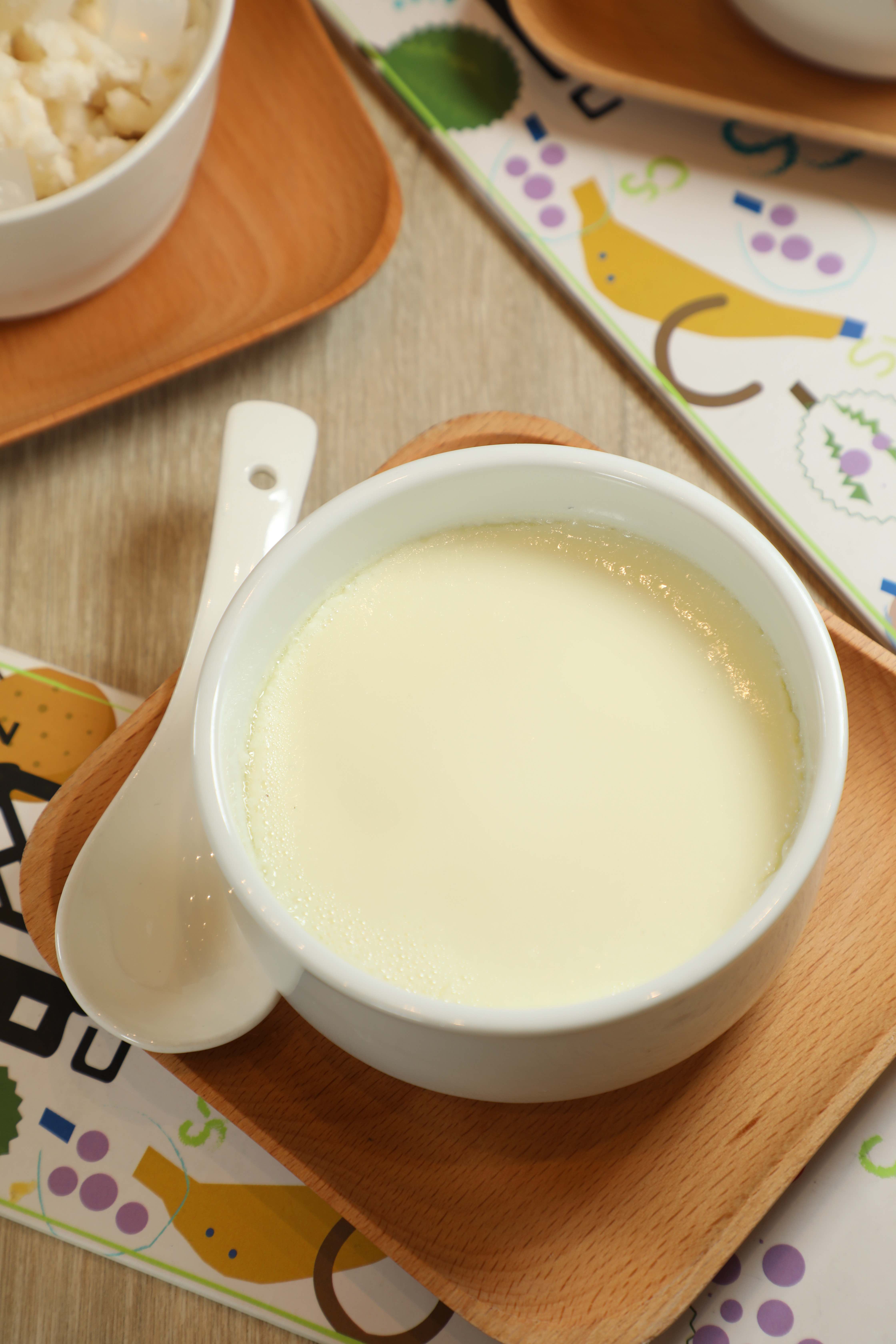 店內也有販售經典的港式糖水，像是南北杏雪耳燉木瓜、芝麻糊與「原味燉雙皮奶」。（港幣38元／碗，約NT$156）