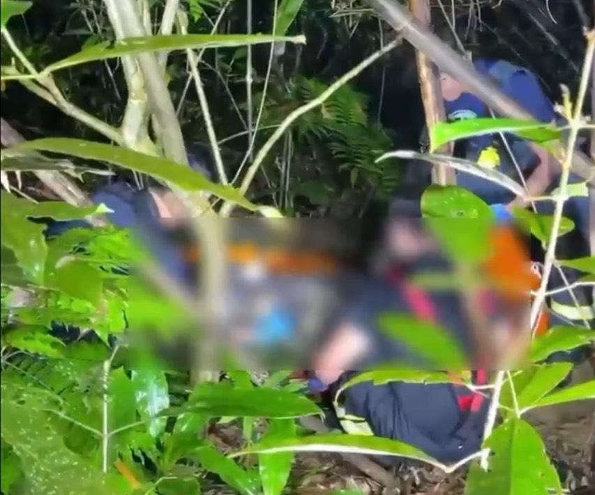 警方在象山步道邊坡下方發現失聯的詹男，合力將他救起送醫。翻攝畫面
