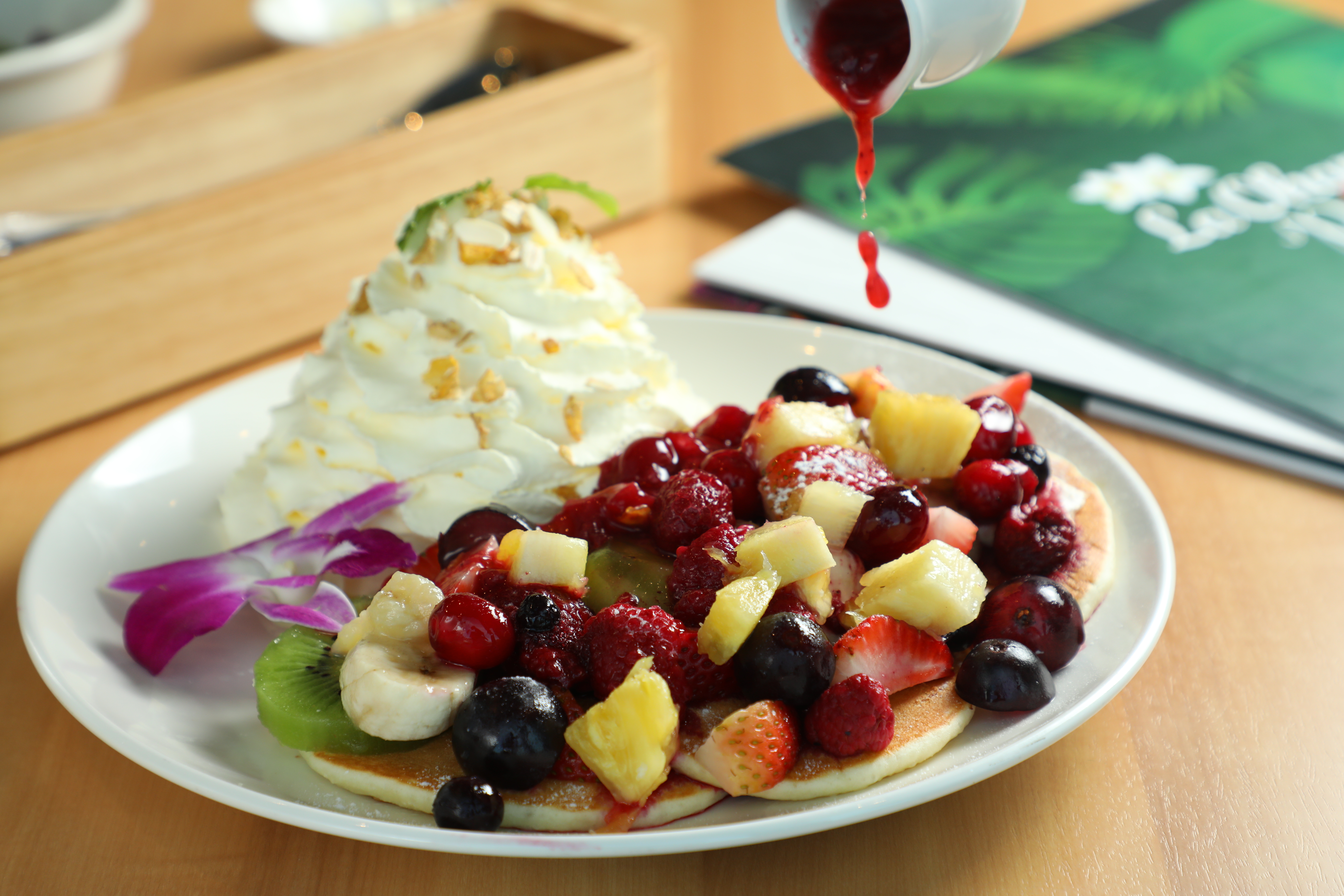 「La Ohana」是來自日本的夏威夷料理品牌,逛街累了,來一份招牌特製水果鬆餅,為午後充電。