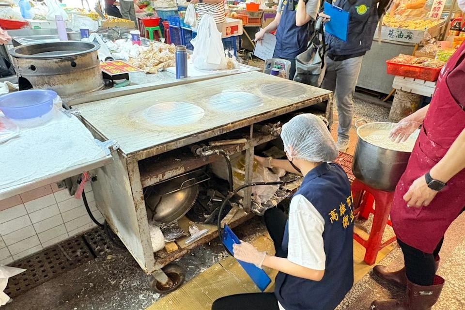 高雄正義市場春捲疑似食物中毒案,通報人數增至67人。(高雄市衛生局提供)