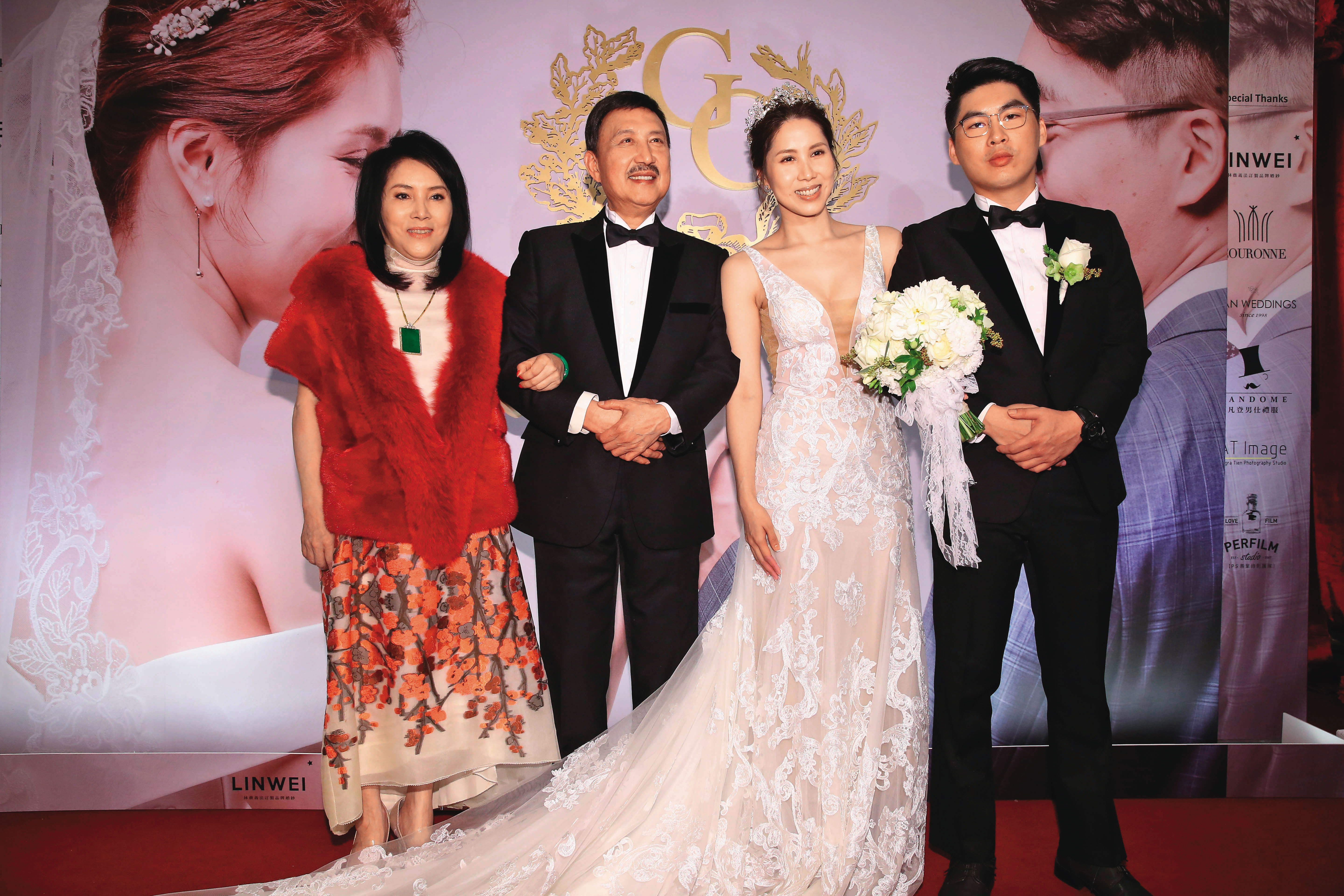 陳鑒（右一）當年與前立委余天（左二）的二女兒余苑綺（右二）結婚，風光一時。