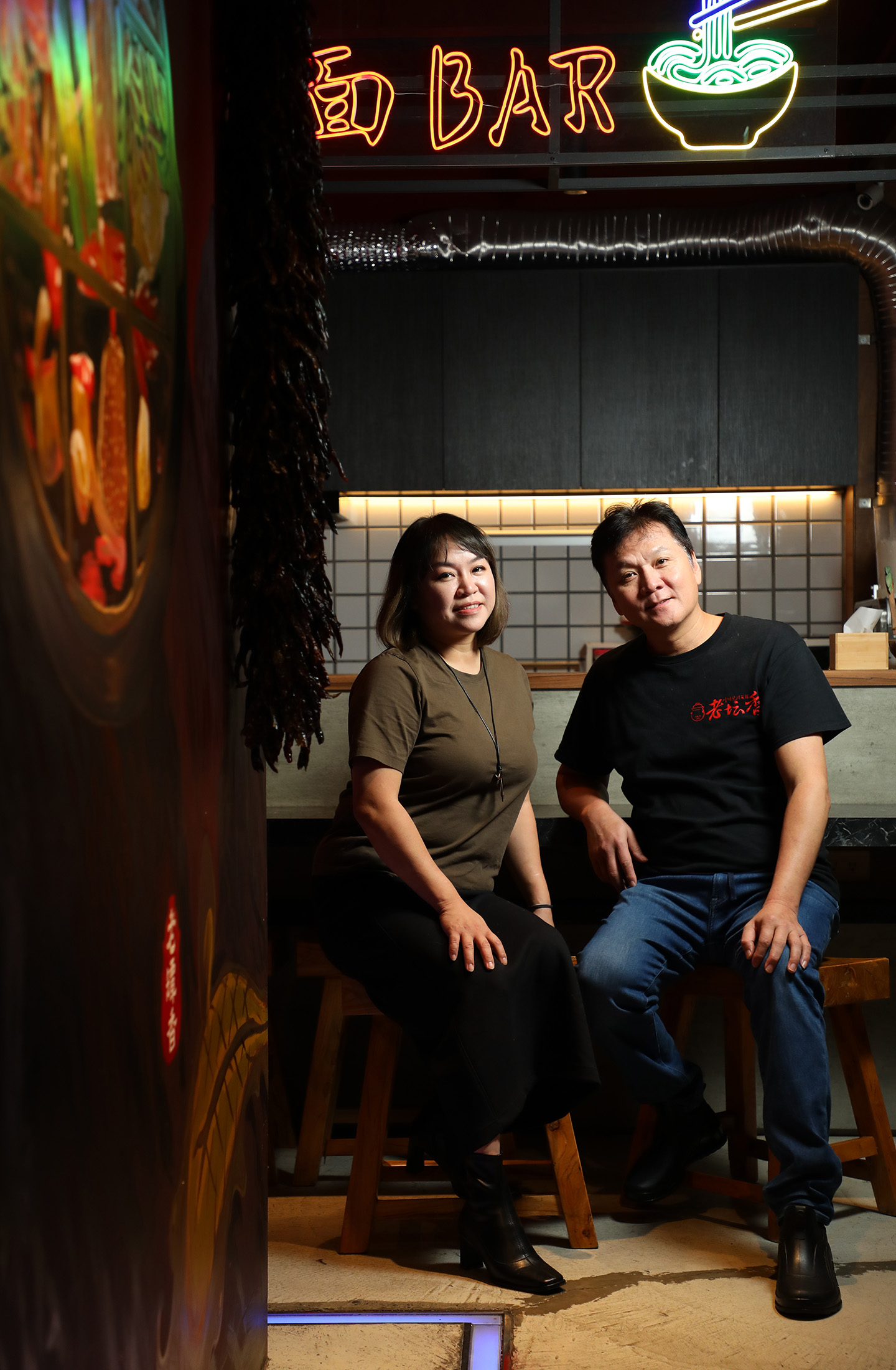 老闆David(右)和太太Lulu(左)為喜愛川味鍋物的饕客端出許多道地滋味。