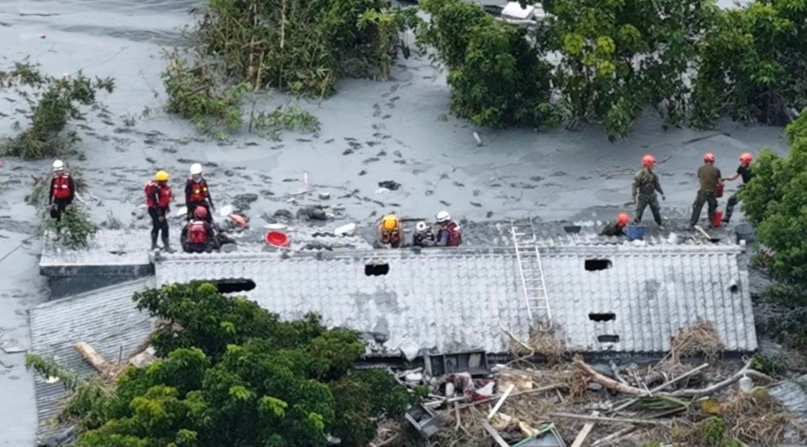 淤泥淹沒房屋，部分民宅甚至淹到僅只有屋頂露出。（翻攝自徐榛蔚臉書）