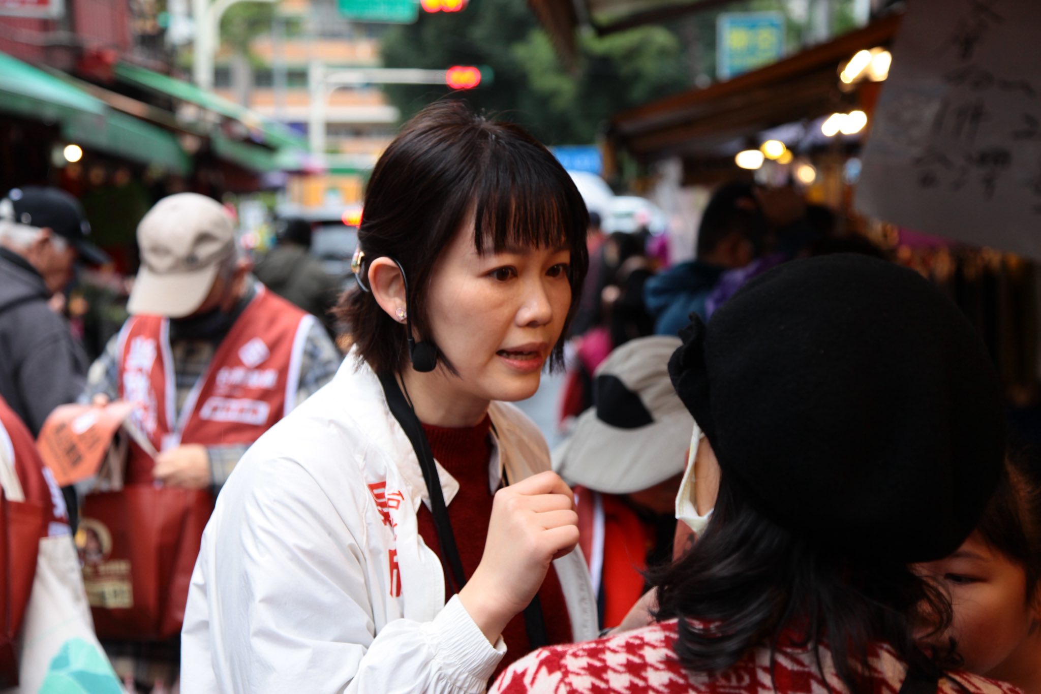 吳欣岱戰台北燈節「遭挖拿盜版Labubu合照」挨轟。（翻攝自吳欣岱臉書）