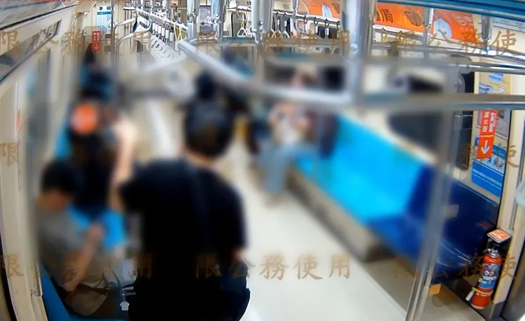 台北市1名女子搭乘捷運時，遭到陌生男子緊盯而感到心生恐懼。（翻攝畫面）