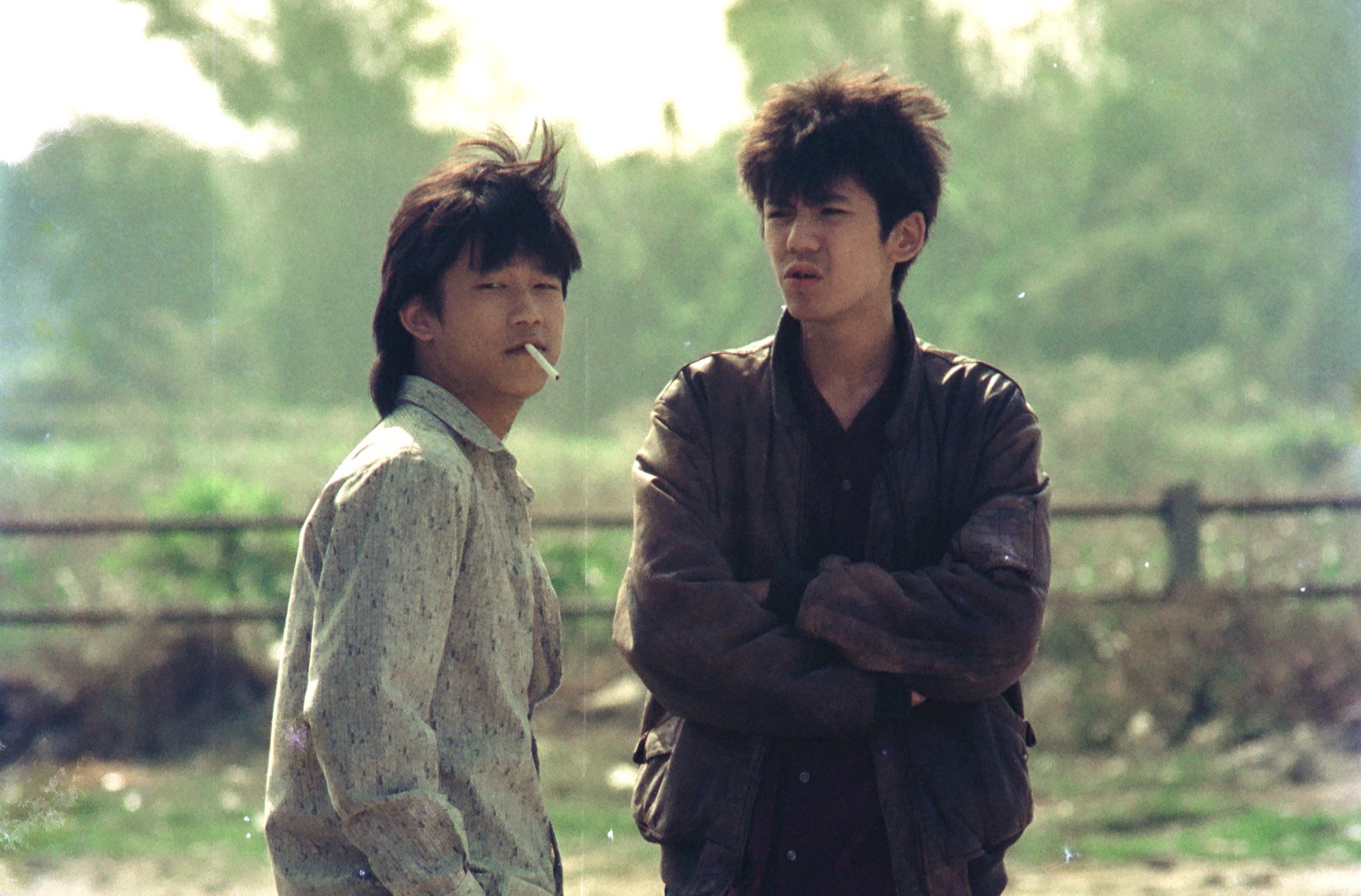  顏正國（左）在經典電影《少年吔，安啦！》中飾演「阿國」一角，叛逆又真誠的形象深植人心。右為飾演阿國好兄弟阿兜仔的譚至剛，他在18歲因車禍英年早逝。（《少年吔，安啦！》劇照）