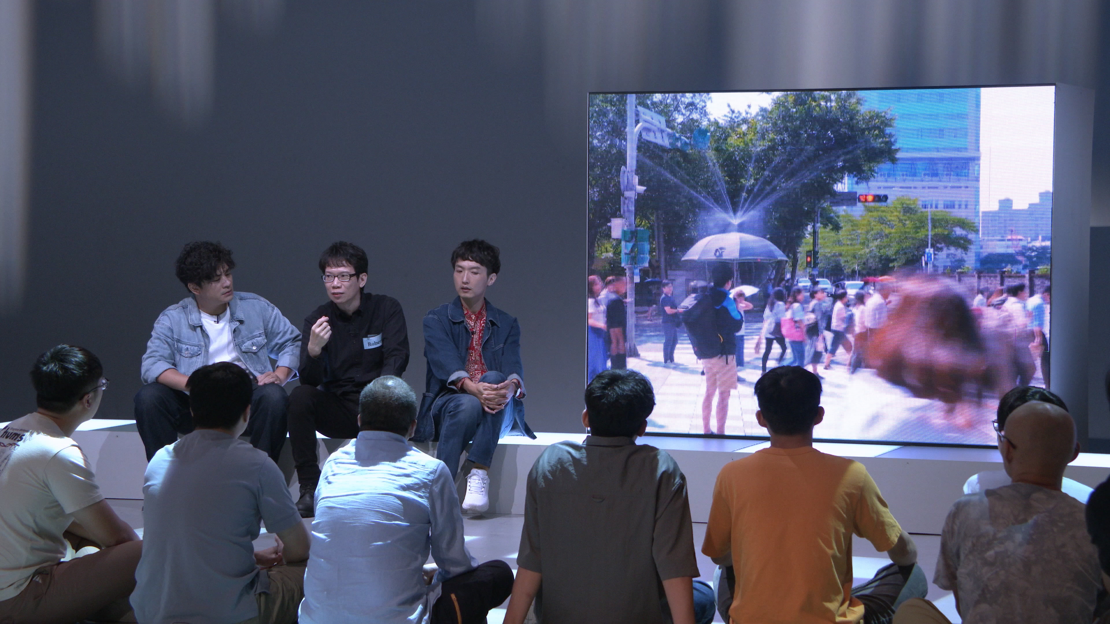 藝術家崔宏宇（中）說，當初創作《當代生活習作：預言》（2018），並沒有想把它視為作品，而是當「快閃」。  (公視提供）