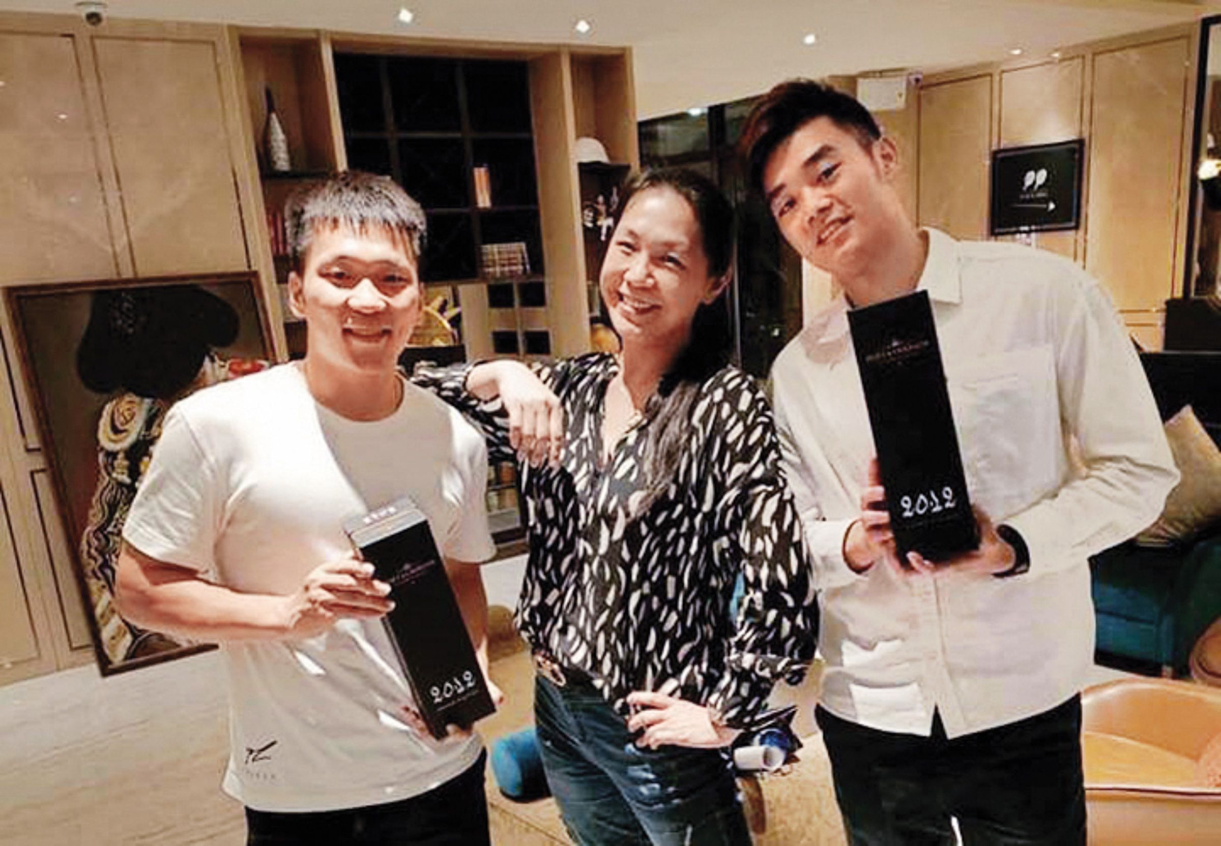 吳宜倫(中)從王齊麟(右)、李洋(左)未成名前就簽下他們,他們稱彼此感情就像家人。(翻攝自吳宜倫臉書)