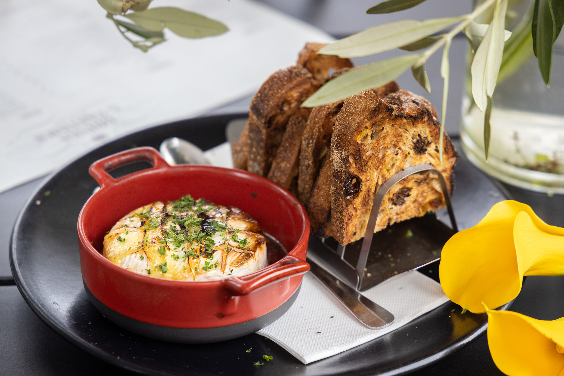 「Baked Camembert, honeycomb & fruit toast」在卡門貝爾起司撒上香草，並於底盤倒入Calvados白蘭地一起烘烤，搭配無花果、核桃、葡萄麵包，是一道完美的佐酒小食。（23紐幣／份，約NT$450）