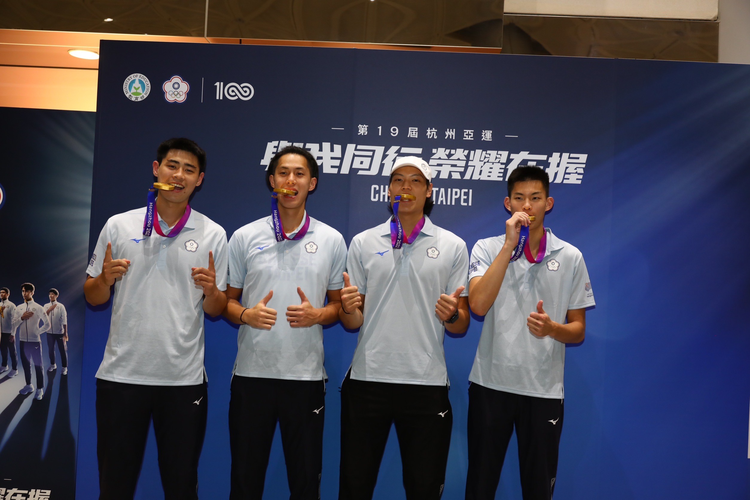 男子3對3選手們返台開心大喊：「我們拿金牌回國了」。
