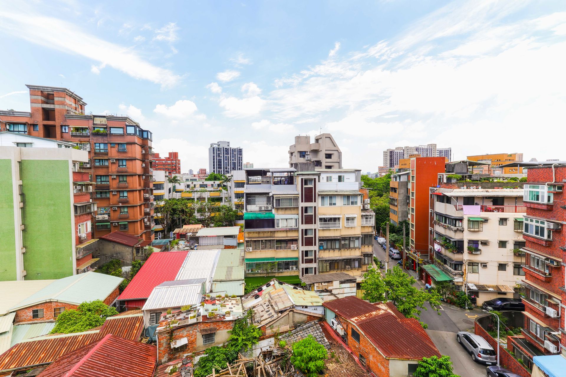 文山區由於新大樓供給有限且公設比高的情況下，地段好、生活圈成熟且室內空間充足的老公寓，頗獲青睞。