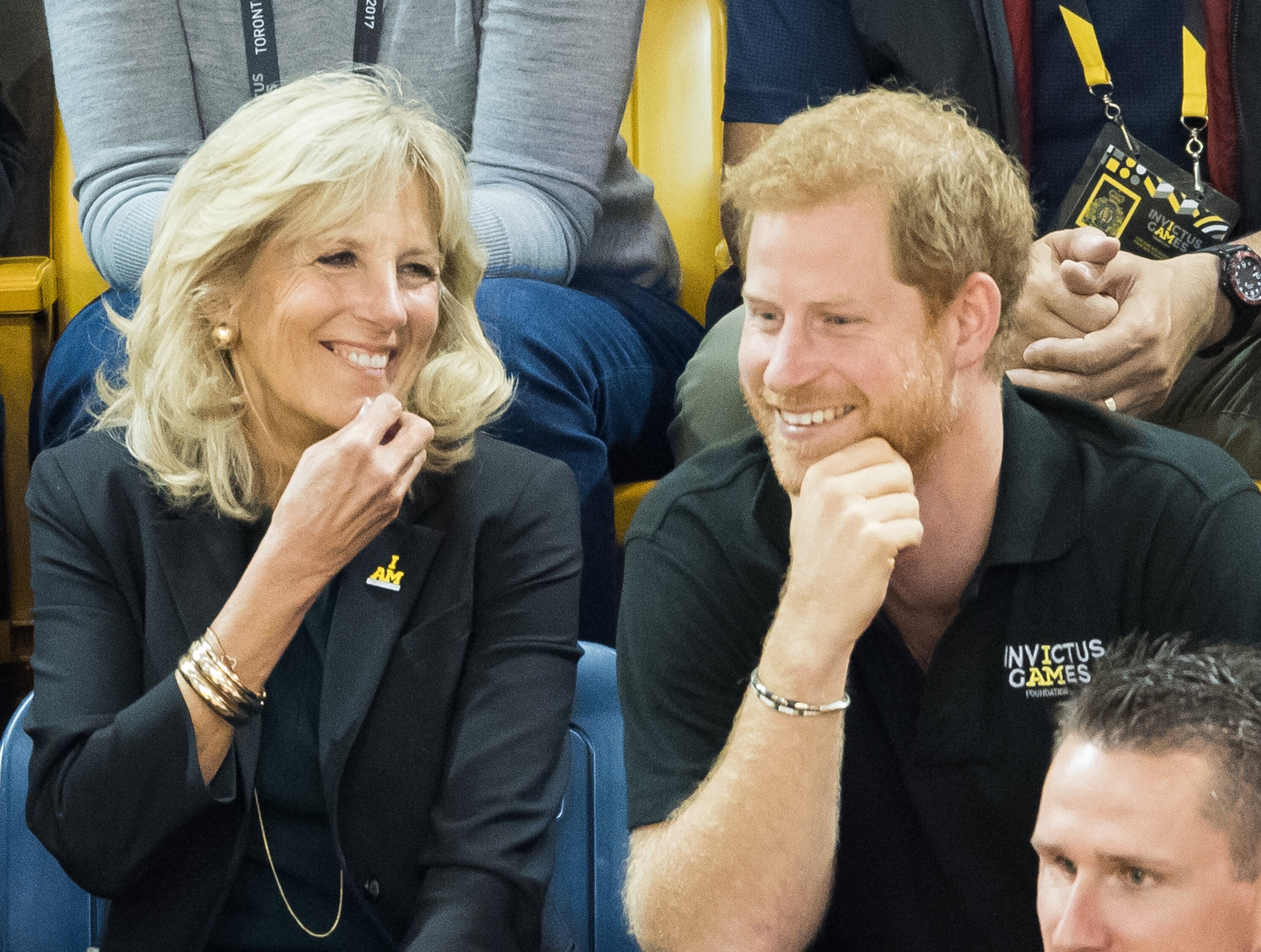 哈利王子（右）與吉兒拜登（左）交情不錯，2021年曾一起參與「永不屈服運動會」。（翻攝）