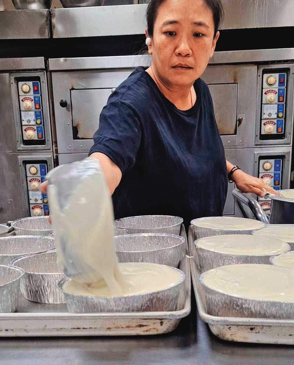 黃若嫻是家中長女，畢業後沒多久就進入自家店裡幫忙，現在負責製作起司蛋糕與起司餅。（吃吃看提供）