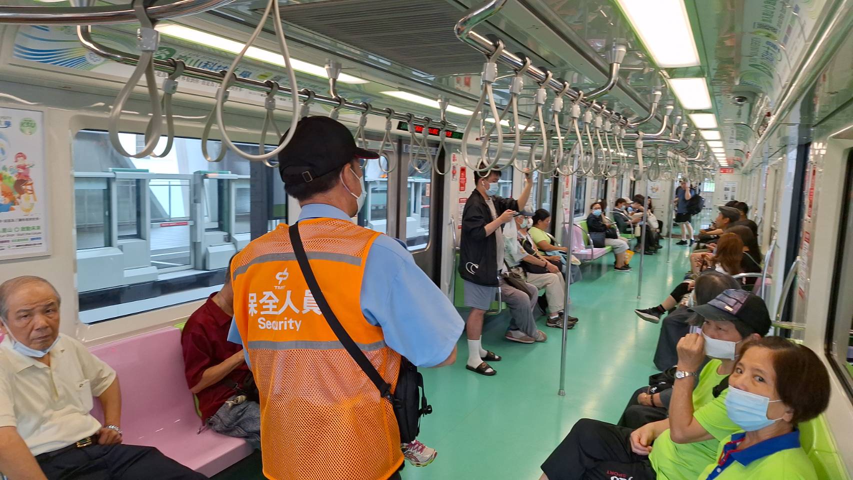 台中捷運綠線列車至下午已恢復全線正常營運，中捷除請捷警加強巡邏，車站保全即刻起每半小時上車巡視車廂。（台中市政府提供）