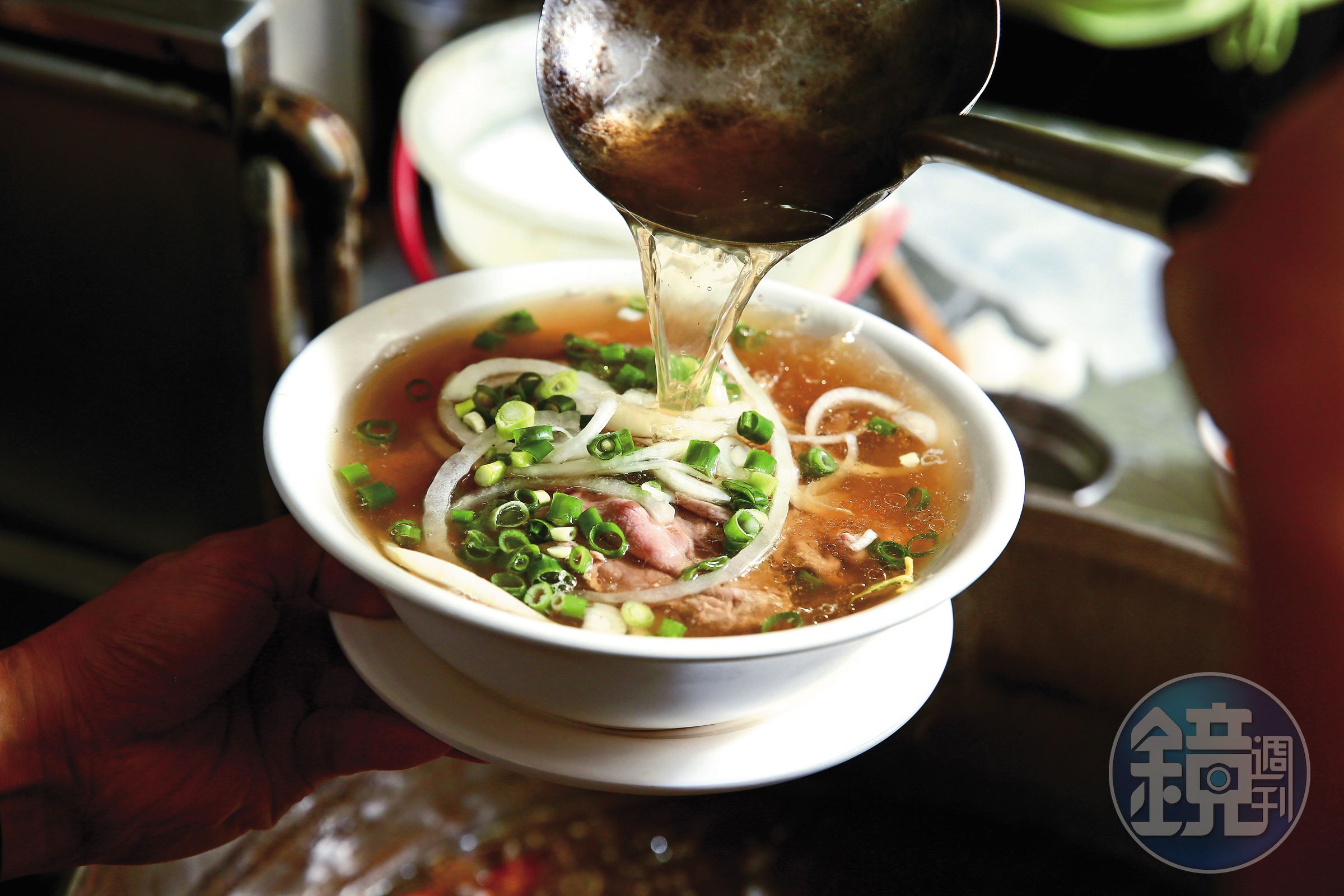 牛肉河粉湯頭是靈魂，翠薪每天以牛大骨、中藥材、香料熬煮牛湯，清甜層次豐富。（ 185元／份）