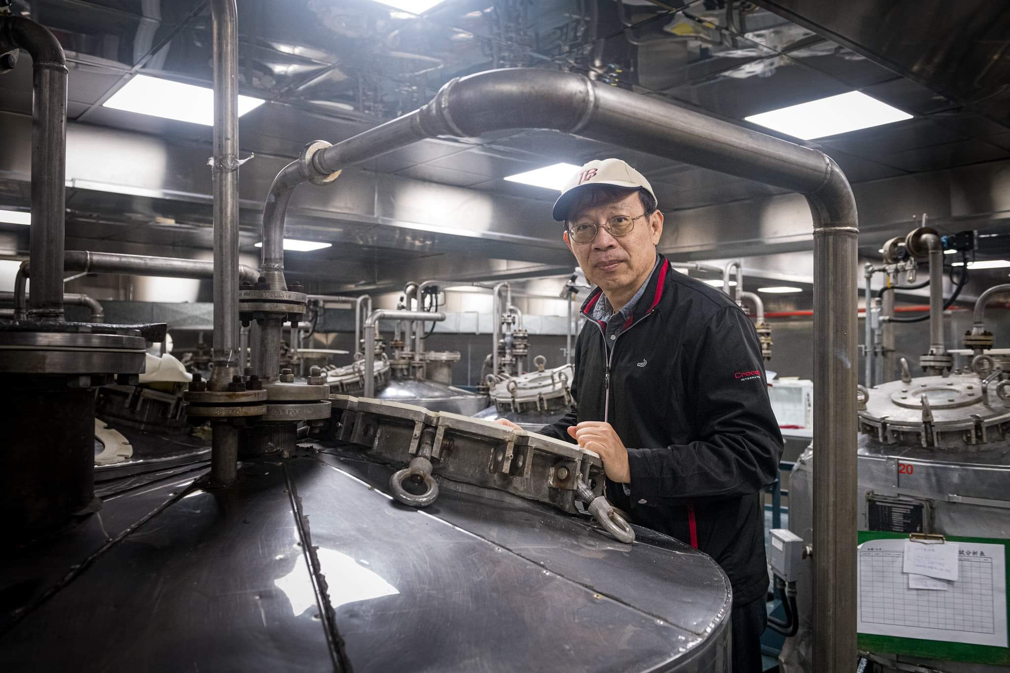 潘結昌廠長是資深製酒專家,曾以水果酒桶,創造出OMAR的威士忌奇蹟,如今在池上一圓自己的酒廠夢。(池上蒸餾所提供)