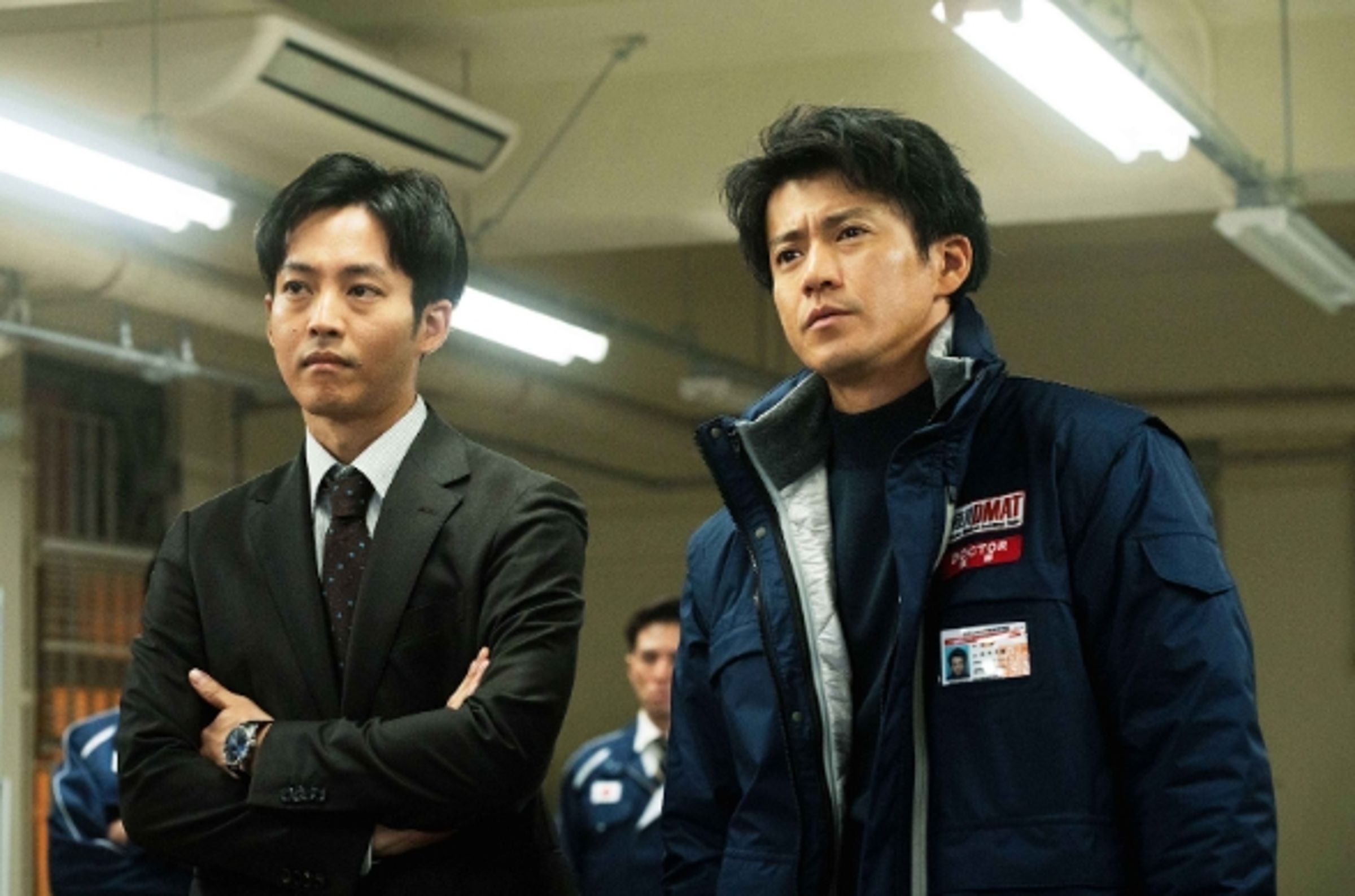 小栗旬(右)和松坂桃李(左)在 《戰疫前線》裡飾演的角色立場不同,但必須攜手合作。(天馬行空提供)