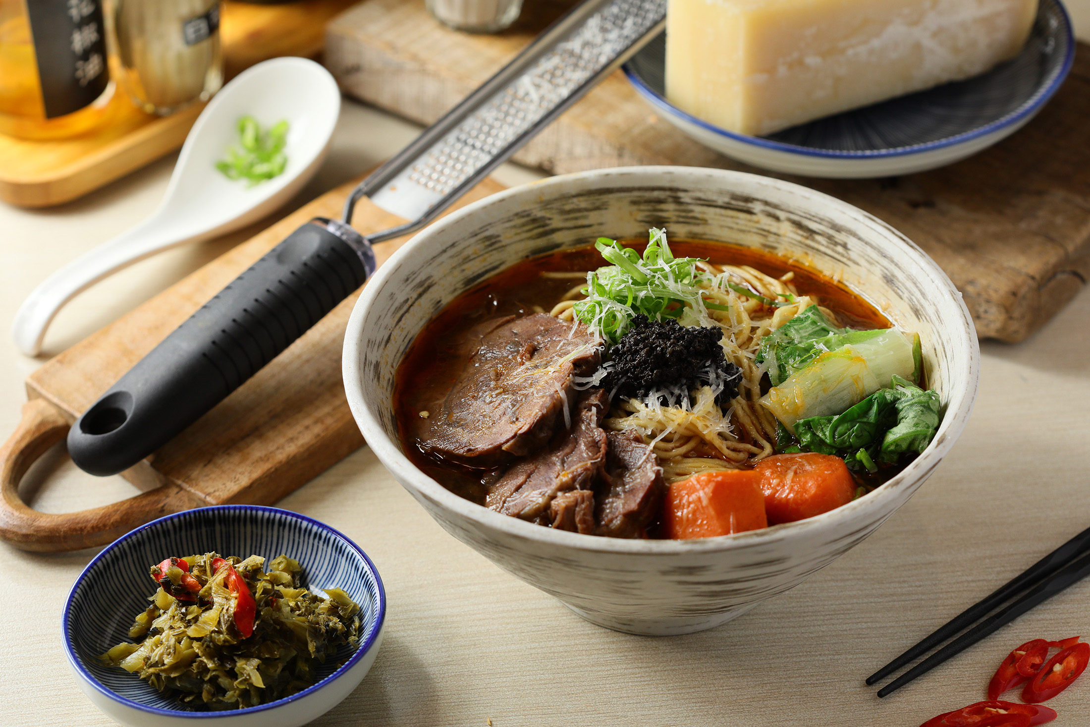 「松露風味牛肉麵」撒上誠意十足的松露醬與起司絲,為濃郁的紅燒湯底注入中西合璧的高級感。(265元/碗)