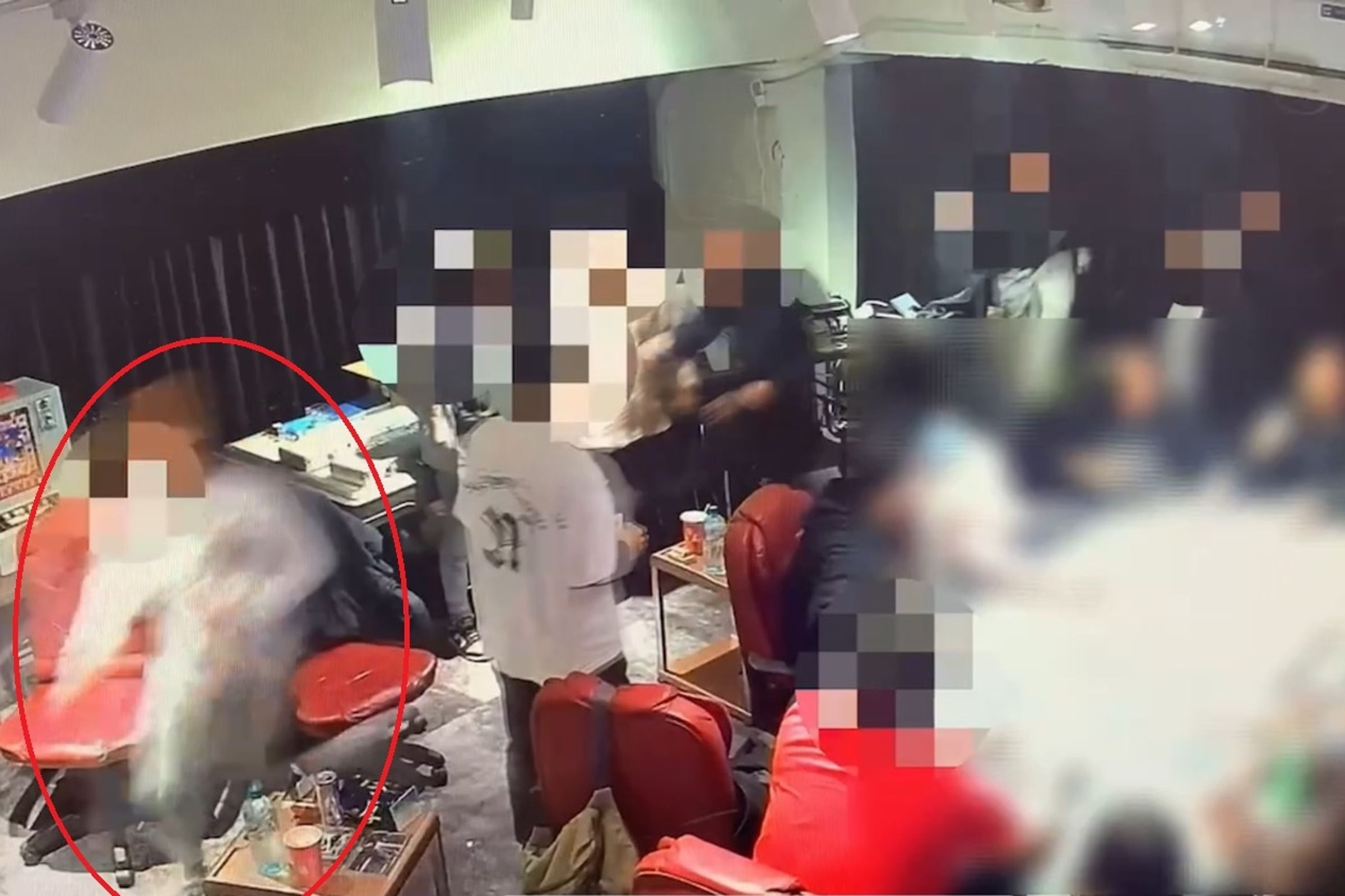 郭男(紅圈)疑因賭博時口氣不好,遭賭場人員持刀恐嚇,他欲逃離仍被擄回軟禁。(翻攝畫面)