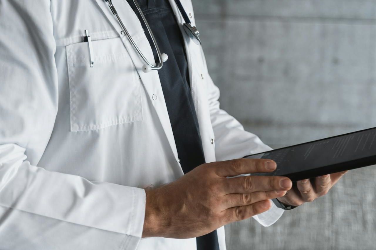 陳志金查房時看到護理交班記錄，一度以為病人家屬中出了3位「將軍」。（示意圖，Pexels）