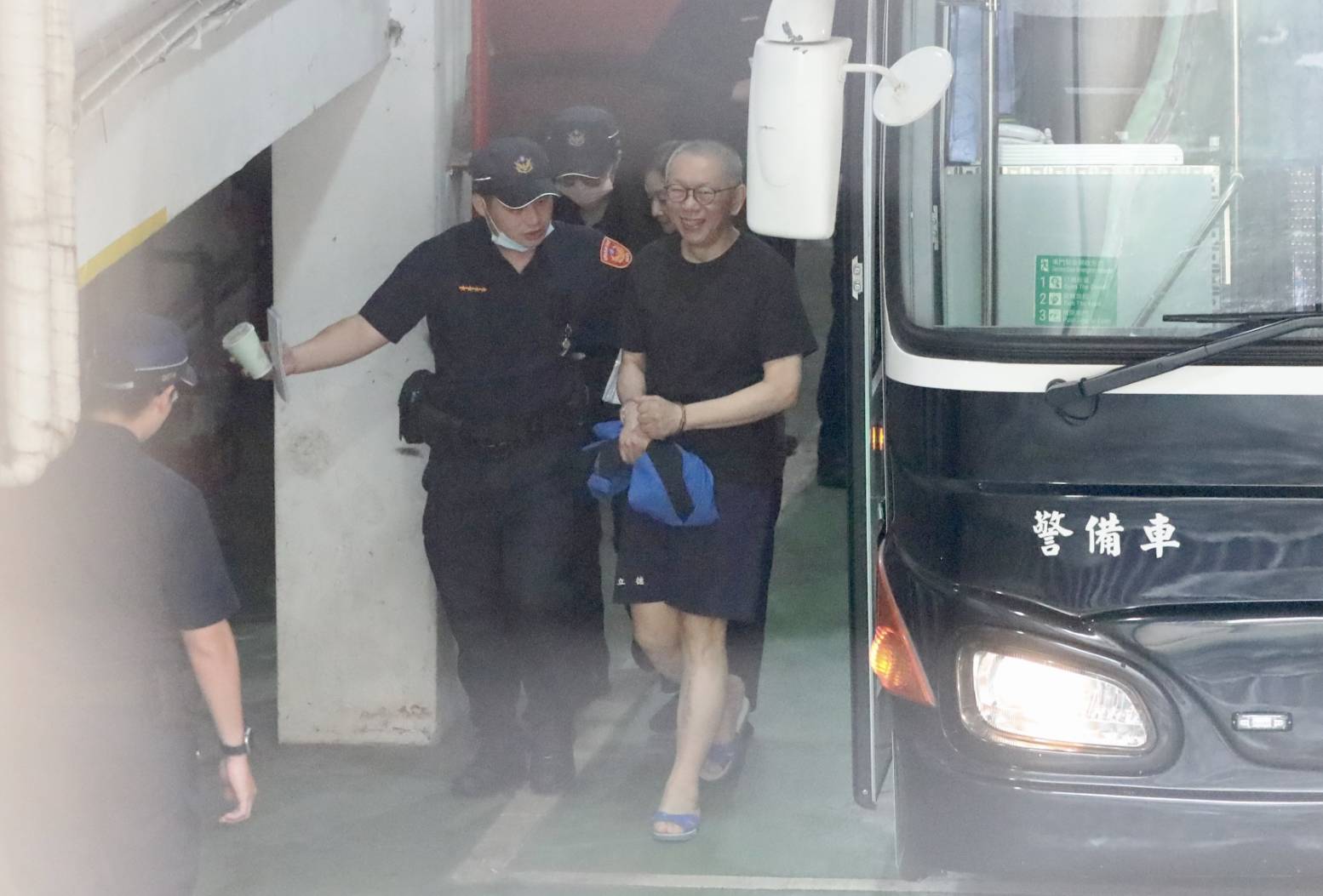 柯文哲律師鄭深元稍早對外宣布，柯文哲同意由陳佩琪辦理後續交保程序。（鏡報林煒凱）