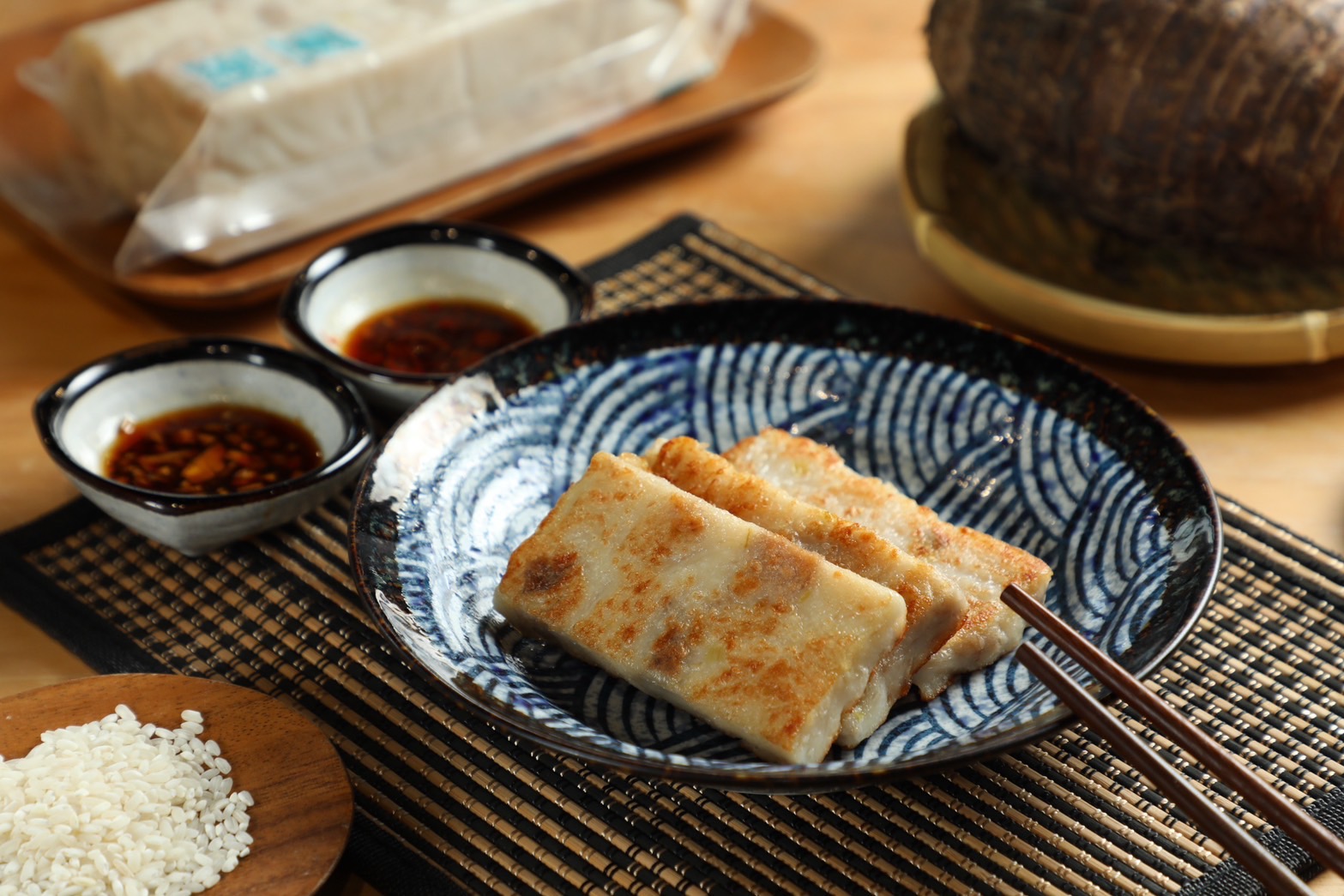 開在台中「第六市場」的純天然蘿蔔糕專賣店「碧田家」，不用買整條也吃得到現煎蘿蔔糕解癮，圖為「芋頭蘿蔔糕」。（內用70元／3片，冷藏真空包160元／8片）