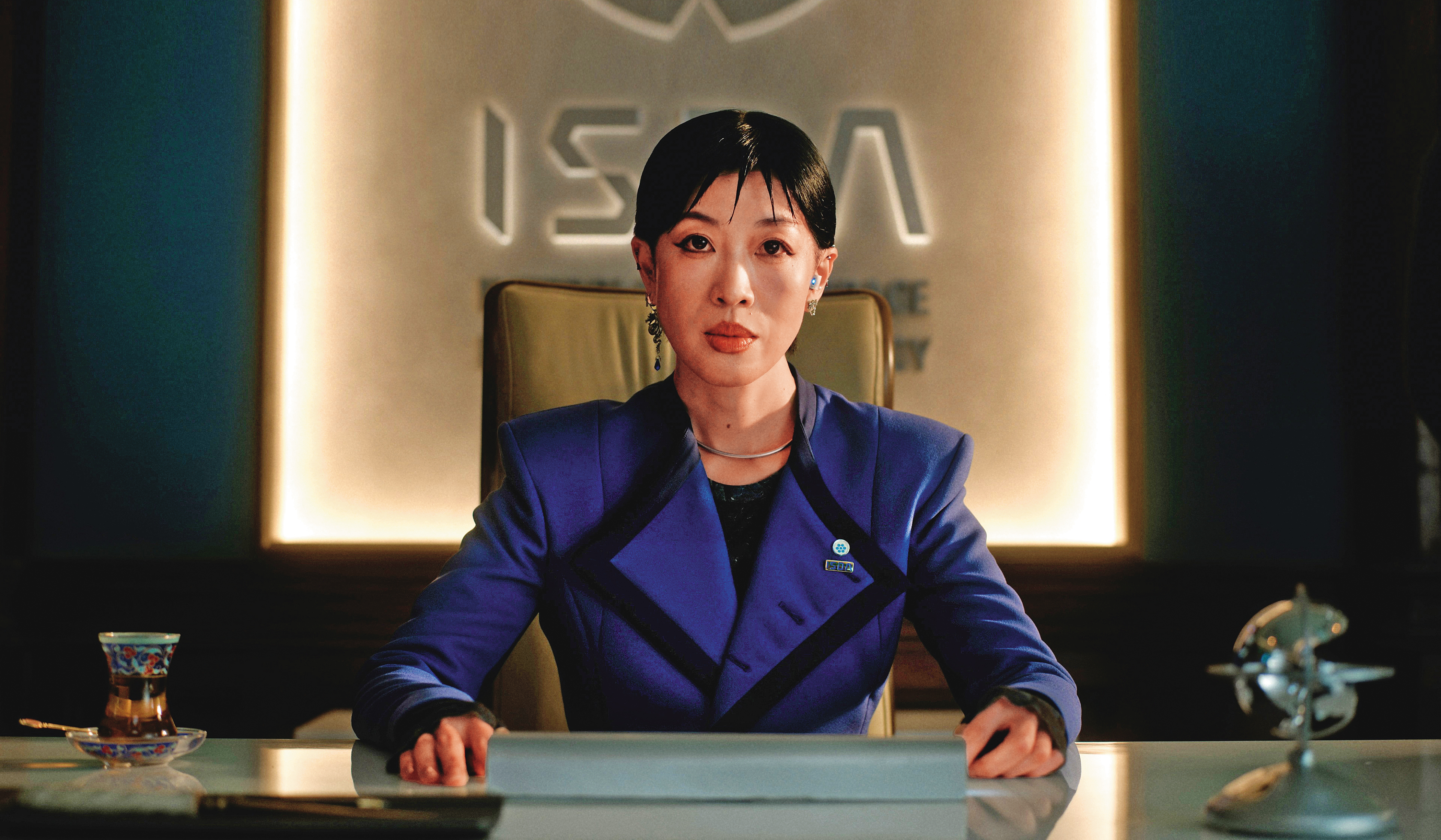 陳珊妮跨界挑戰戲劇《火星女王》引爆話題，詮釋ISDA事務總長戲份吃重。（NHK提供）