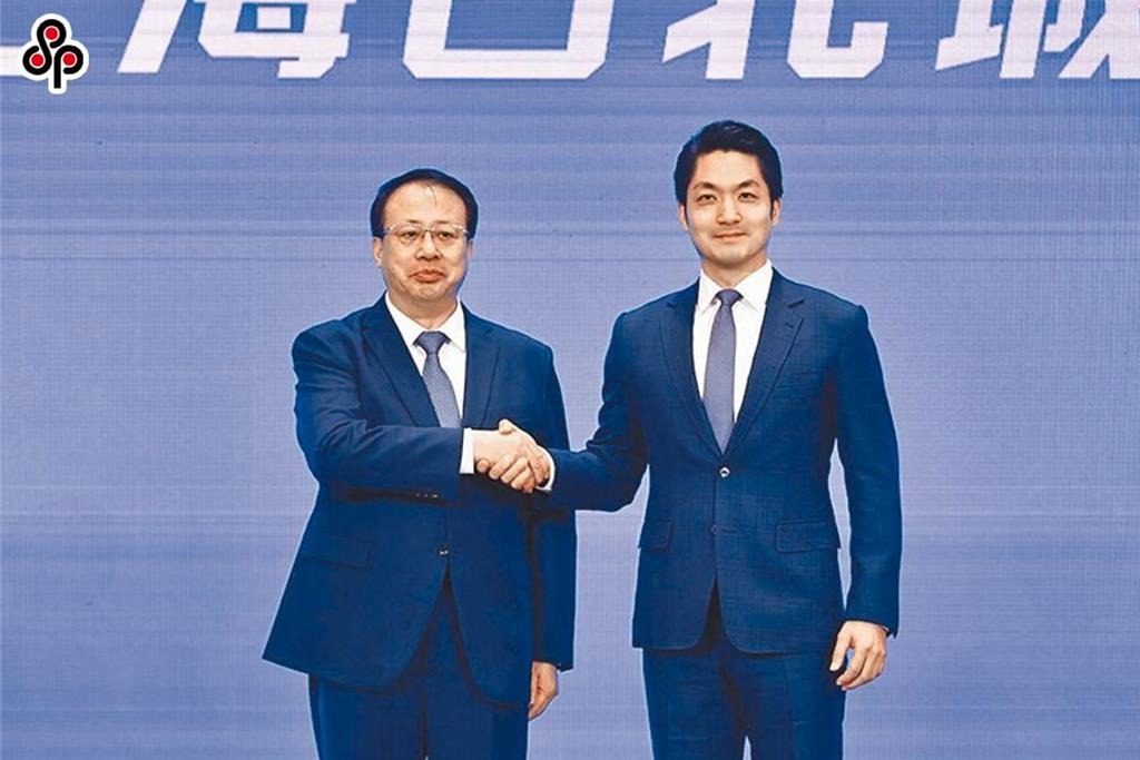 今年雙城論壇一波多折，至今未確定舉辦時間；圖為2023年台北上海雙城論壇，台北市長蔣萬安（右）與上海市長龔正（左）出席。（台北市政府提供）