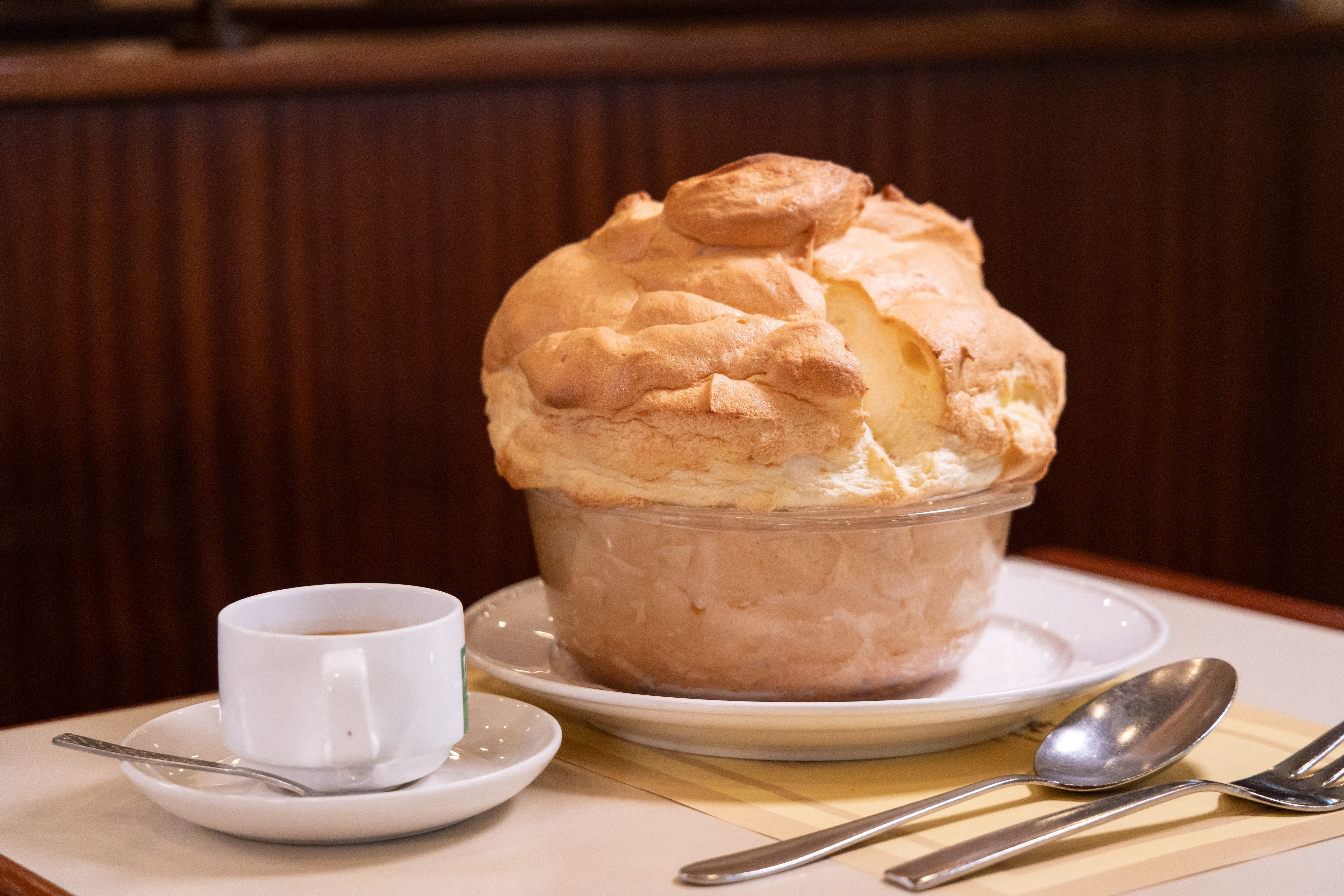 現點現做、需等待30分鐘的「太平館焗梳乎厘」，巨無霸體型一上桌就引起全場關注。（港幣160元／份）