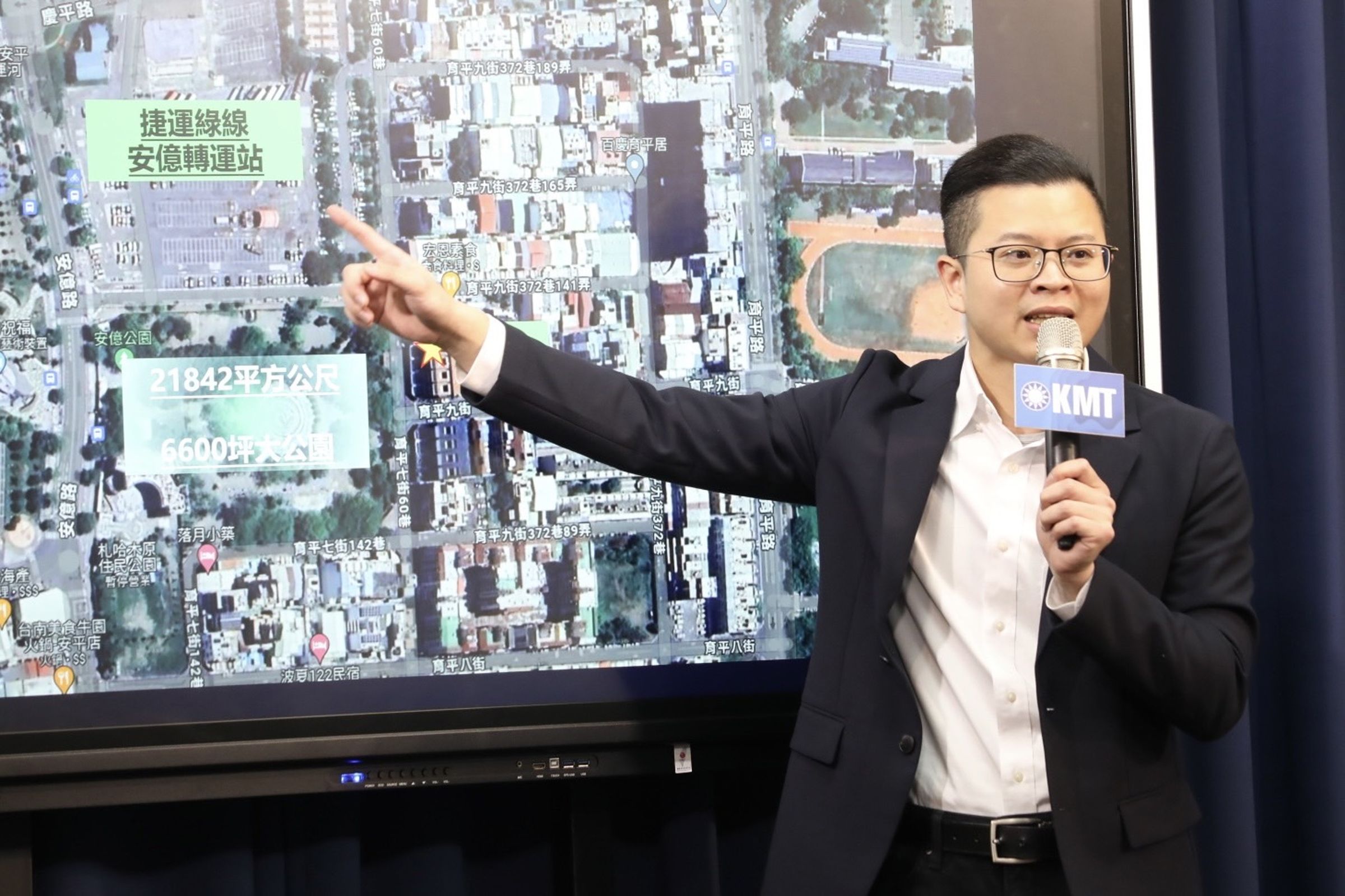 凌濤質疑賴清德用公共建設來滋養個人資產,絕對比萬里違建宅不拆嚴重100倍。(國民黨文傳會提供)