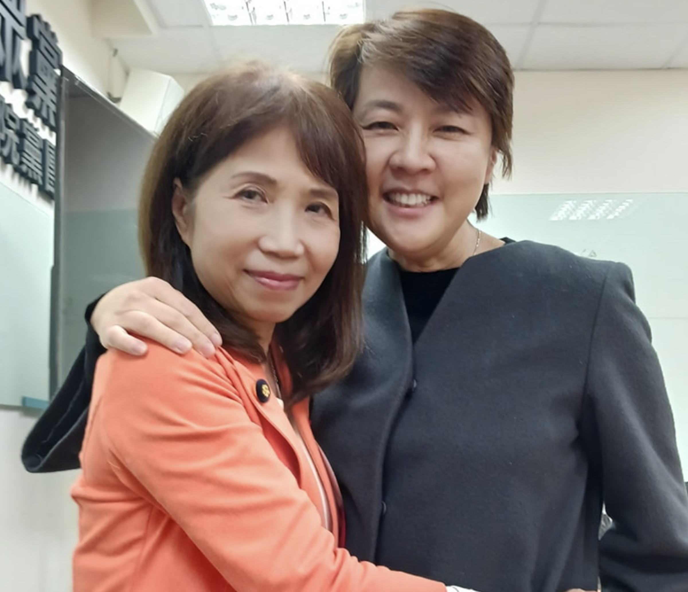 黃珊珊在臉書貼出和陳昭姿的合照，喊話以行動破除謠言。（翻攝自黃珊珊臉書）