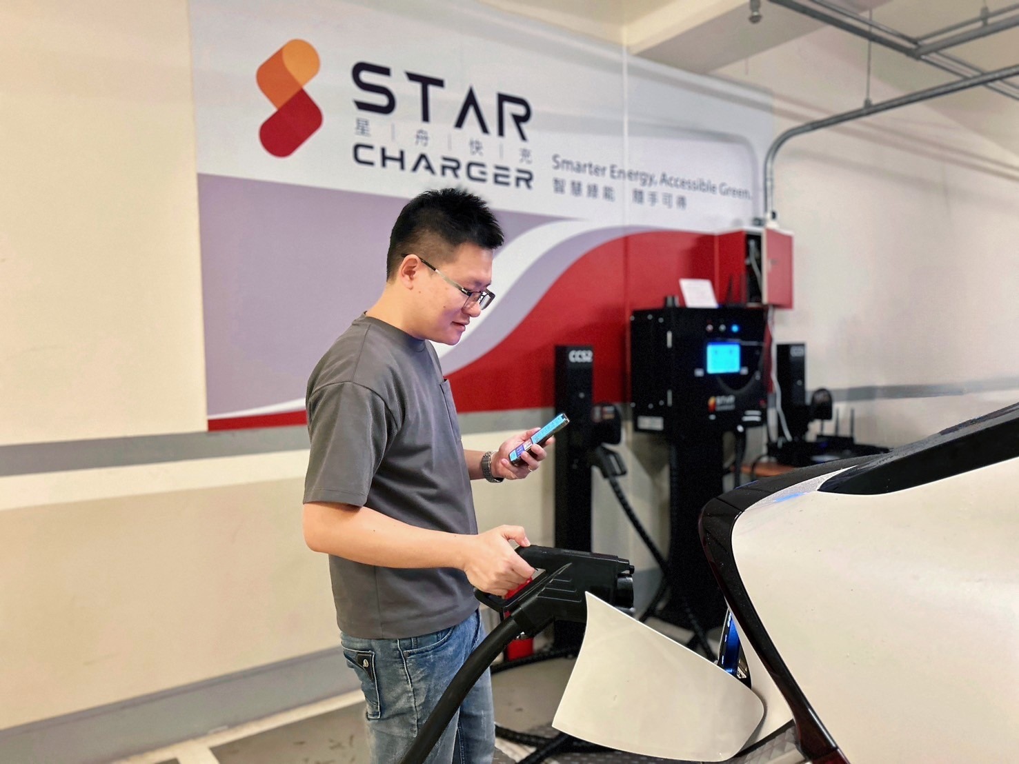 泓德能源旗下電動車充電站營運商星舟快充，攜手Uber發展低碳運輸。（泓德能源提供）