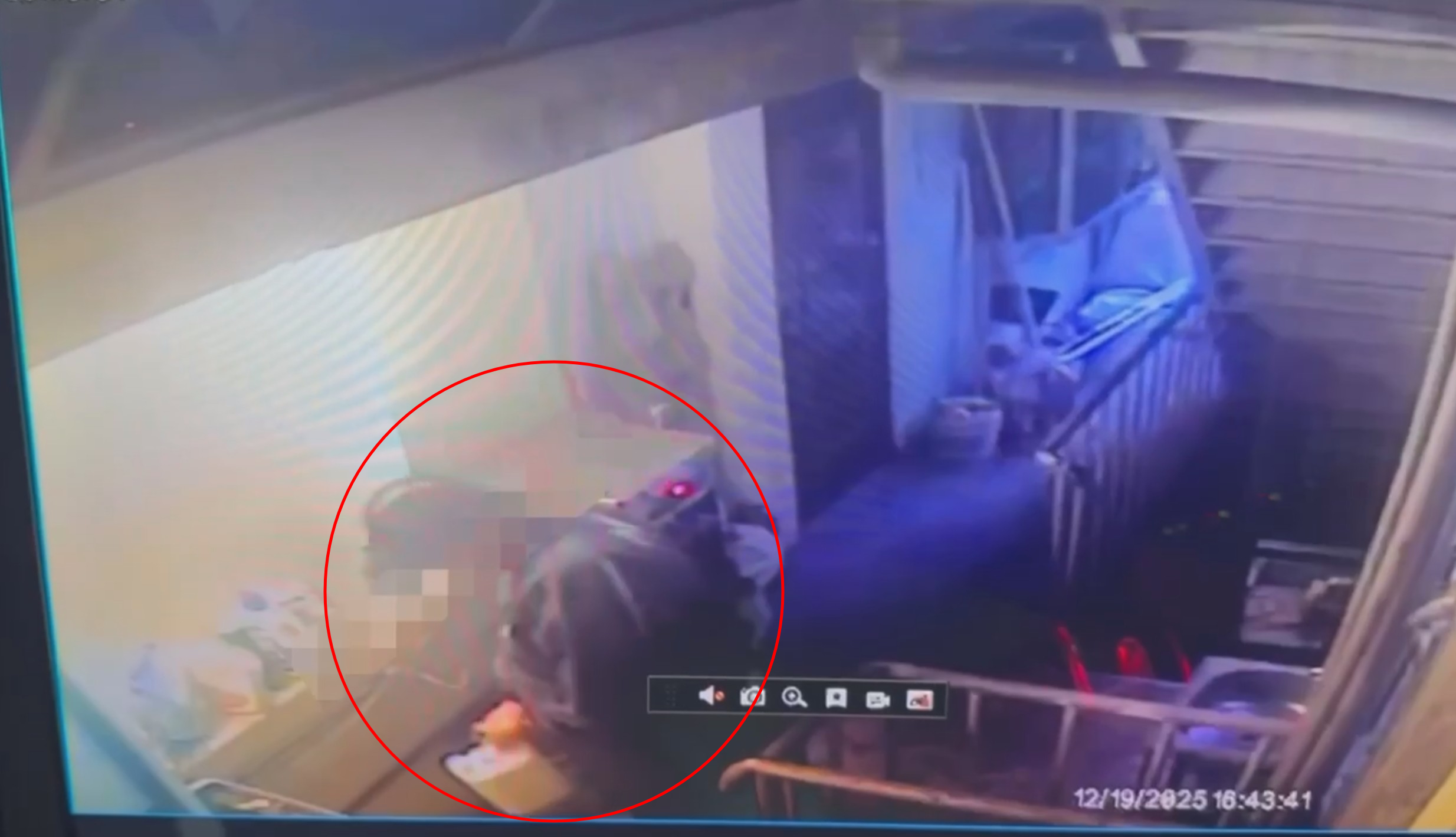 張文昨下午4時許犯案前在租屋處外縱火。（翻攝畫面）