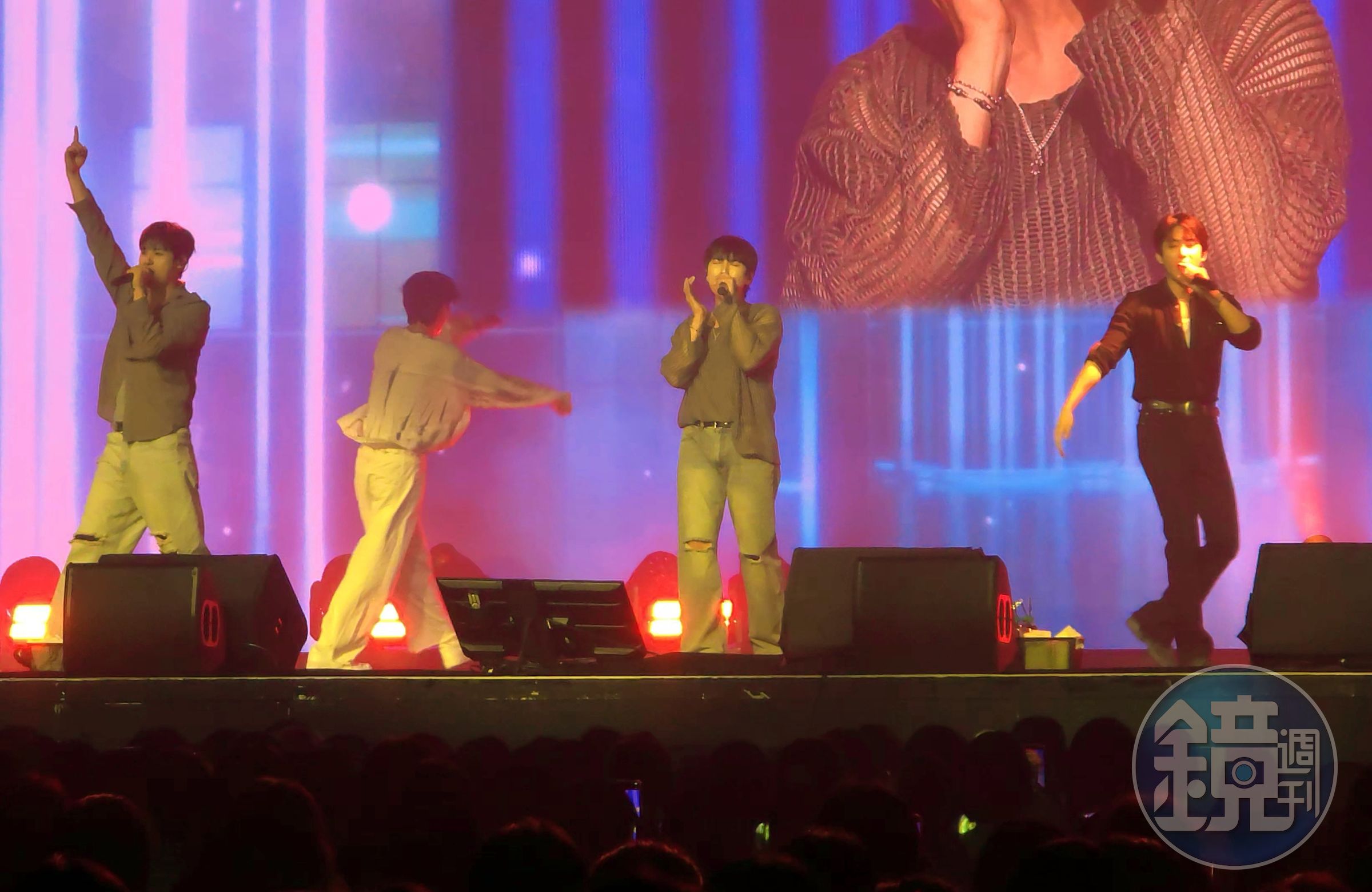 B1A4燦多、CNU、孔燦合體登台,3人一現身就掀起台下BANA熱烈尖叫,現場氣氛相當火熱。