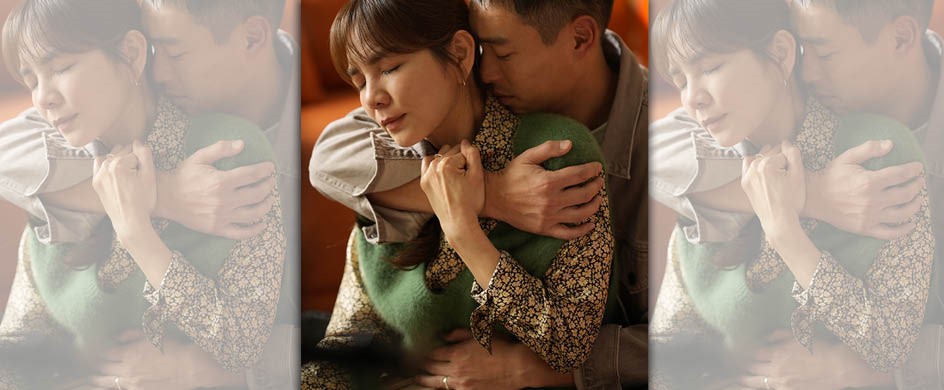 Ella演出溫情戲碼也能瞬間跳脫，一下戲就對著鏡頭做鬼臉。（壹壹影業提供）